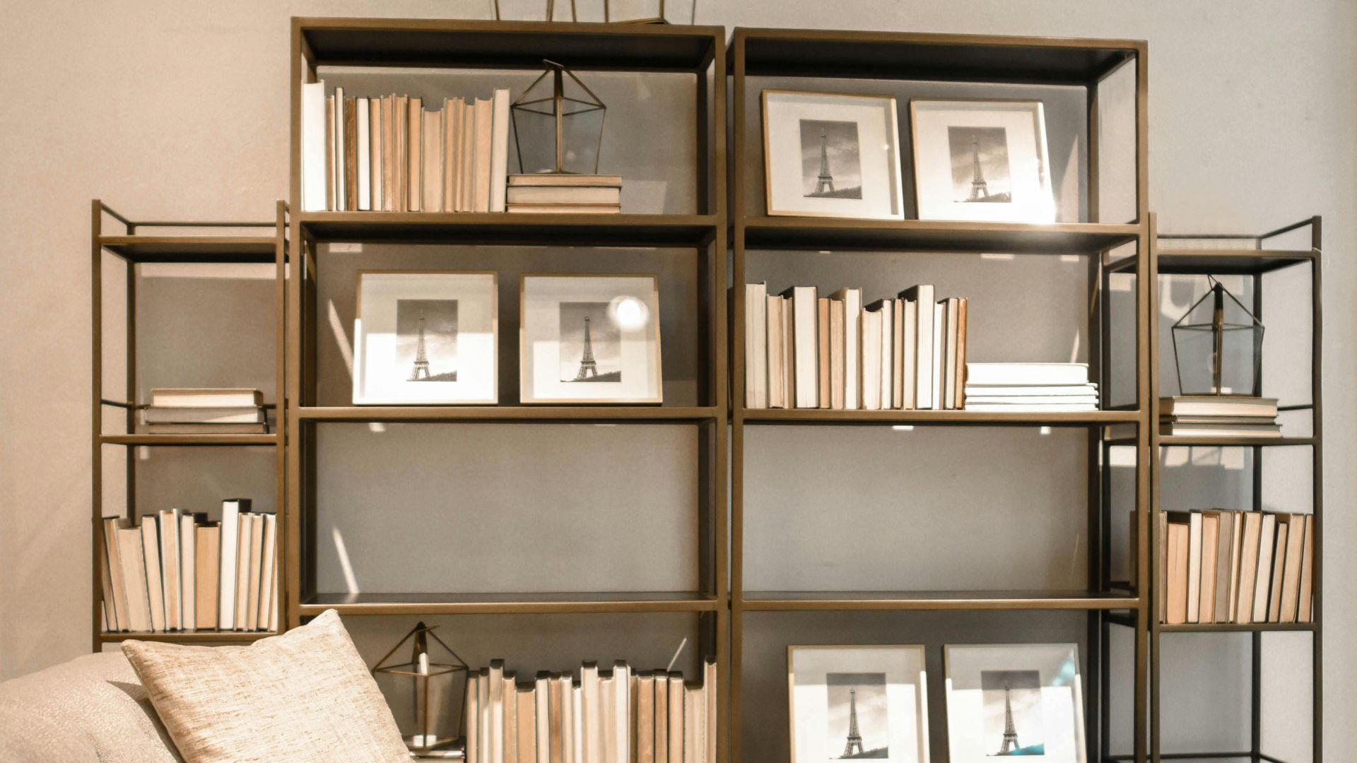 13. Intégrez des objets personnels entre les livres