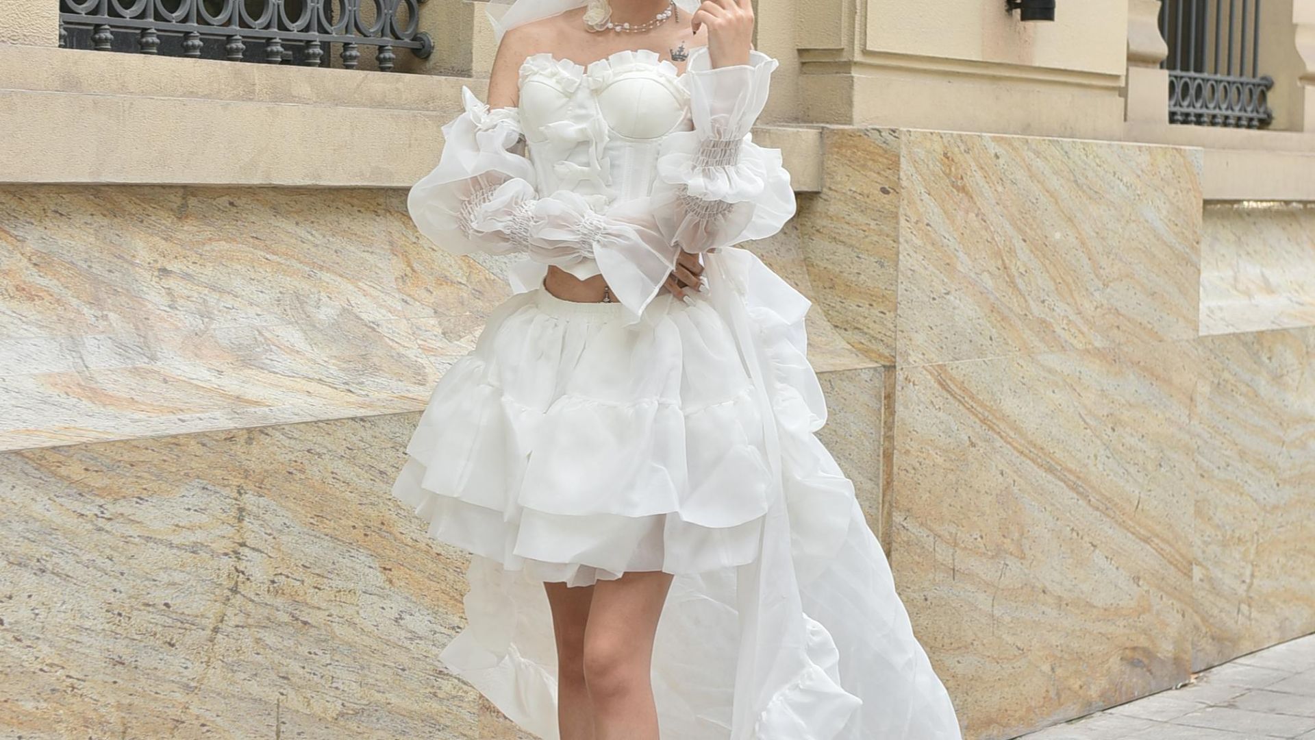 1. Court et chic