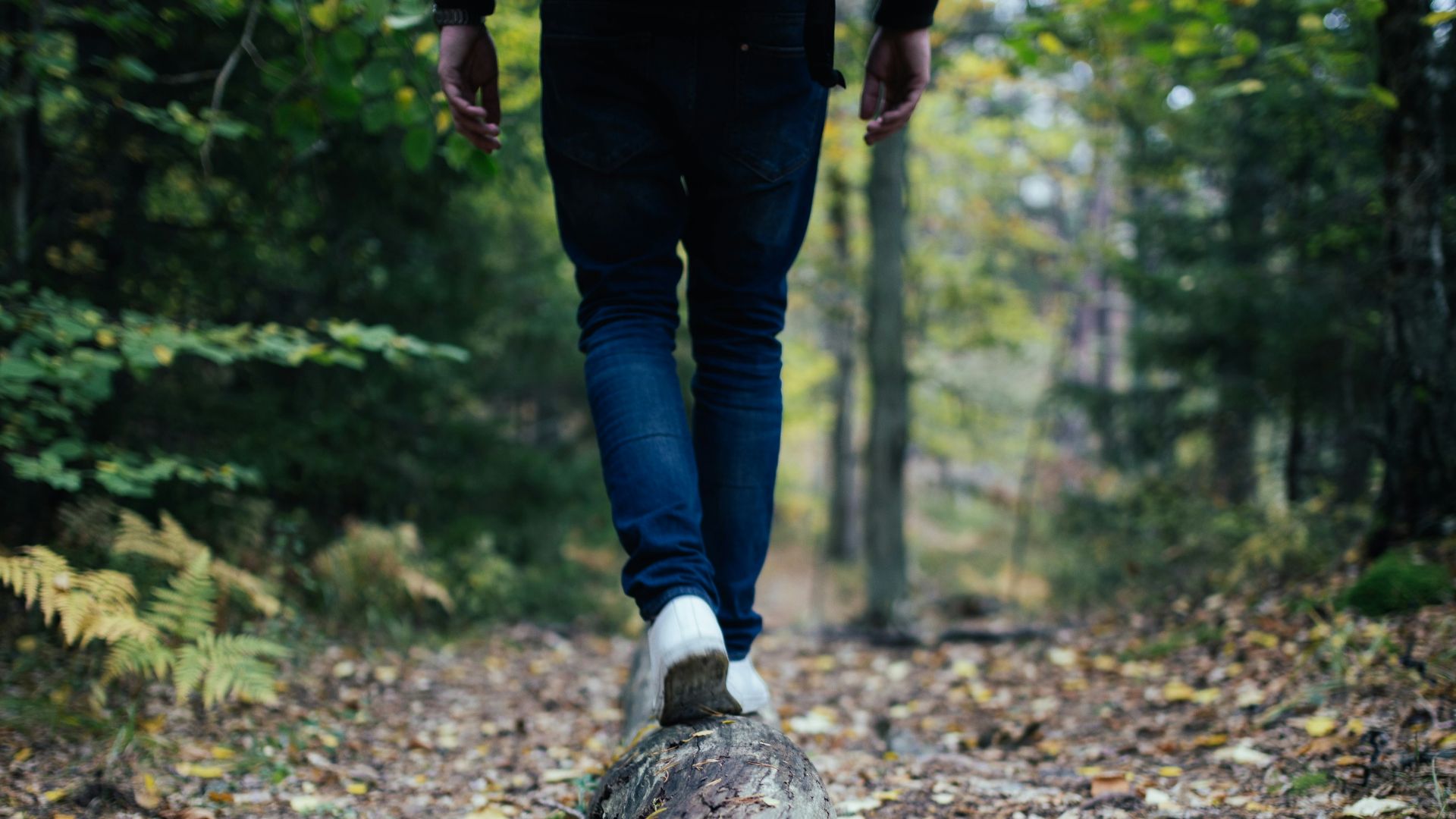 14. Marche en équilibre les yeux fermés 
