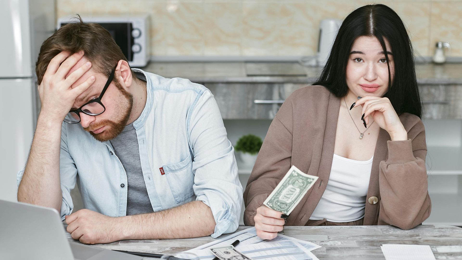 10 signes qui montrent que votre partenaire ne s’intéresse qu’à l’argent et 10 choses que vous pouvez faire pour y remédier
