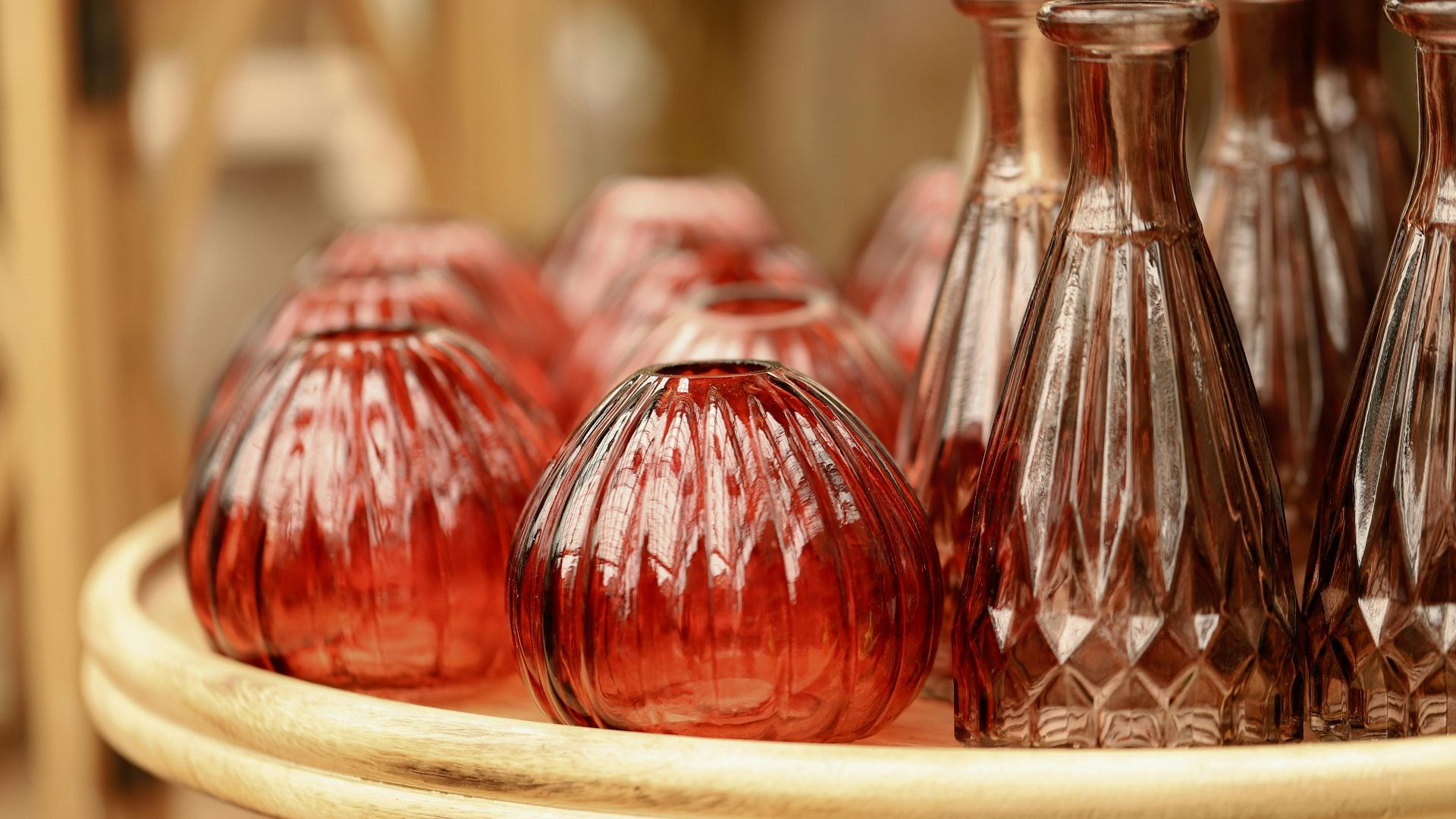 20. Vase en verre rouge rubis à clous Fenton