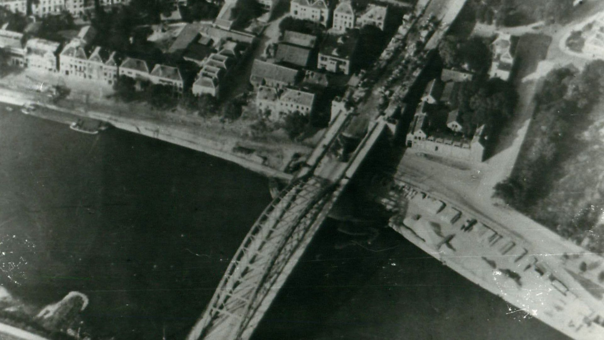 11. Tir ami sur le pont d'Arnhem (1944)