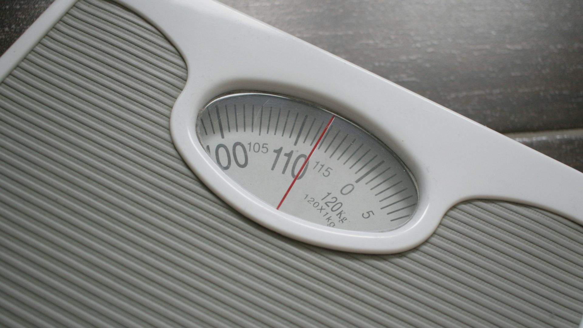 2. La balance fluctue moins 