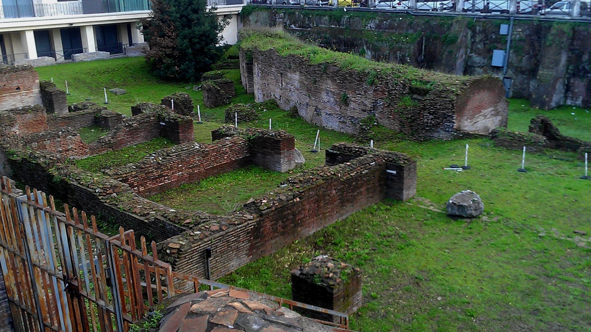 11. Il n'existait pas d'écoles de formation dédiées aux femmes