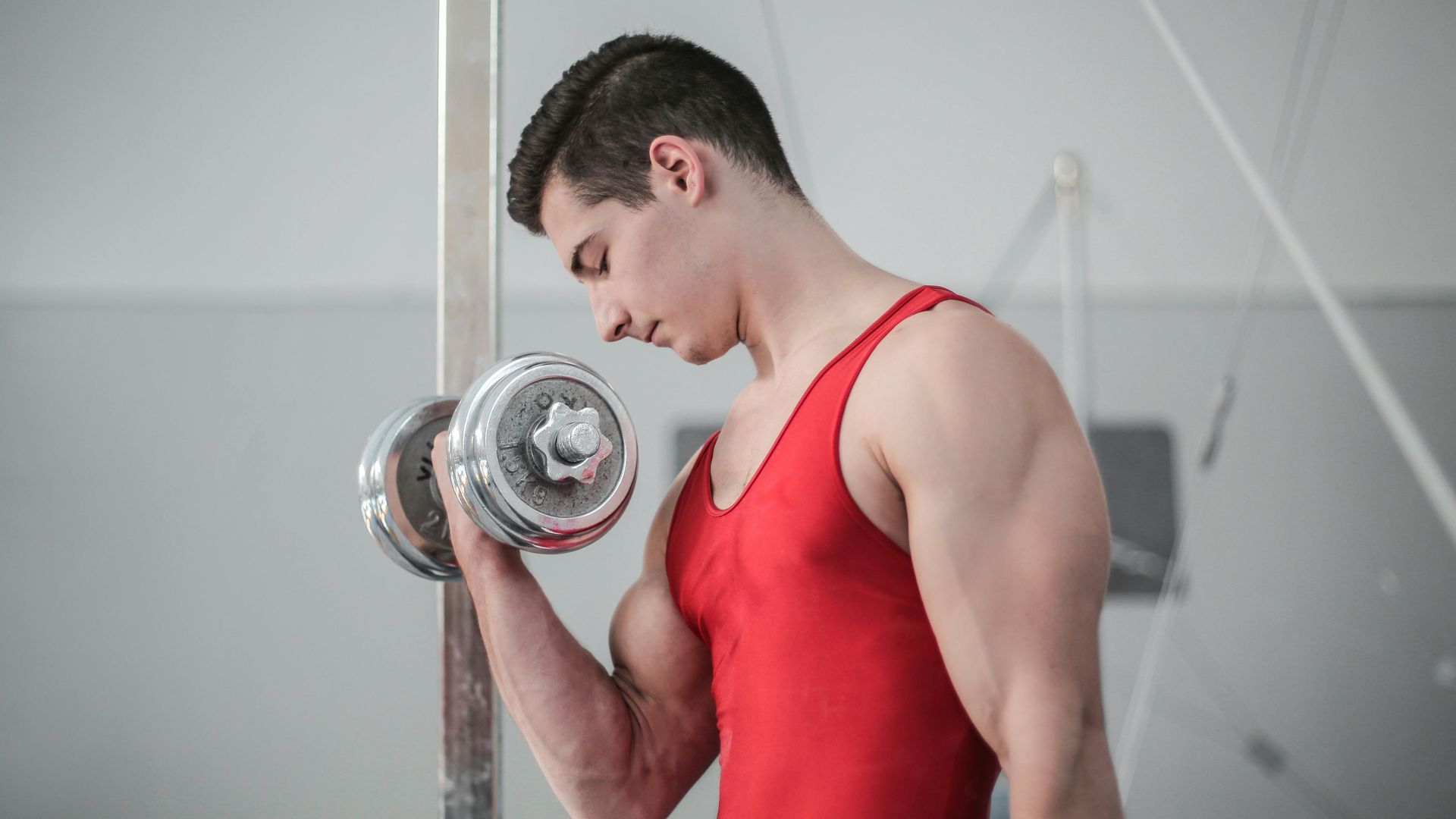 5. Balancez les poids au lieu de faire des flexions contrôlées