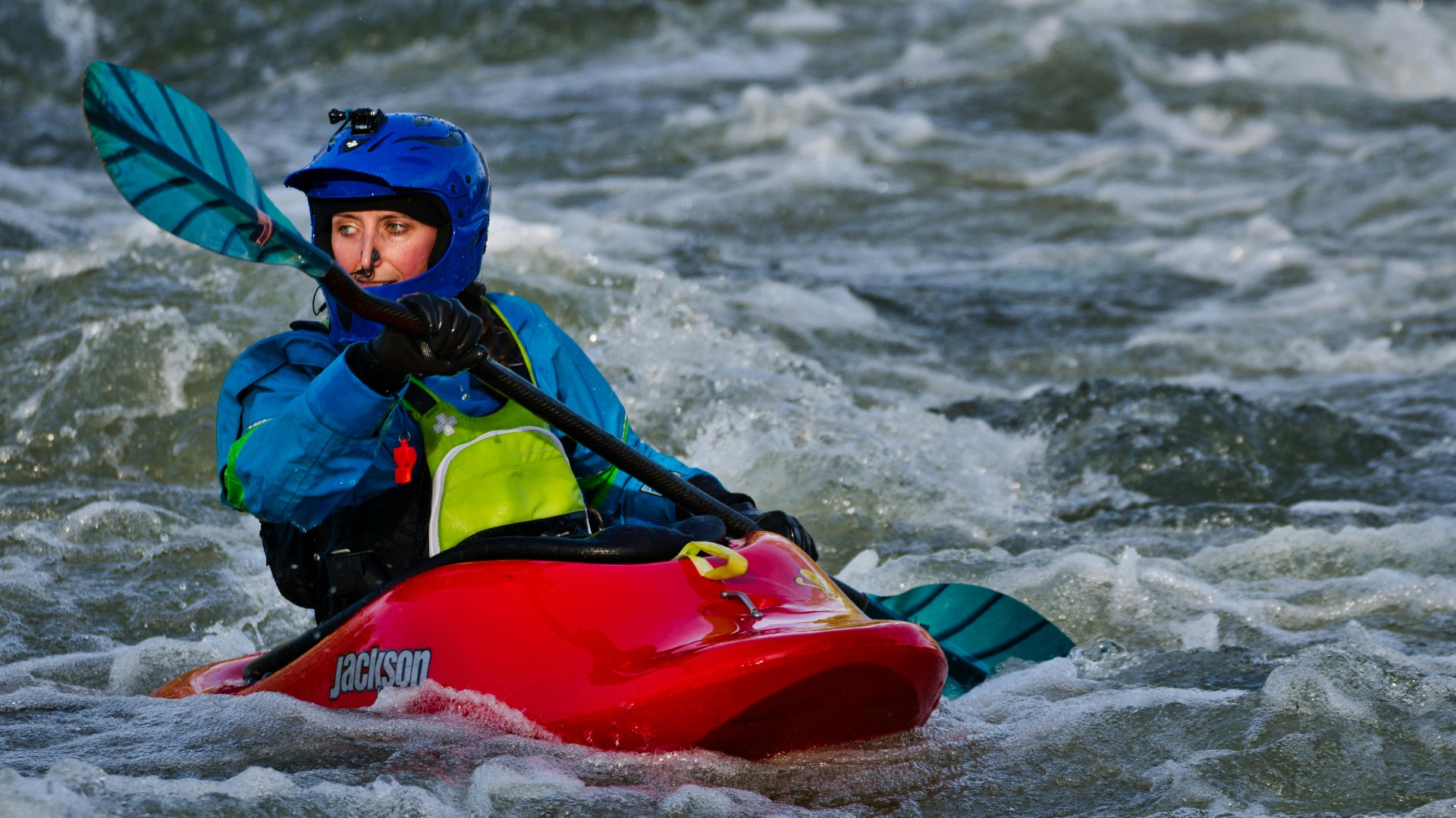 10. Kayak en eaux vives dans des rapides techniques
