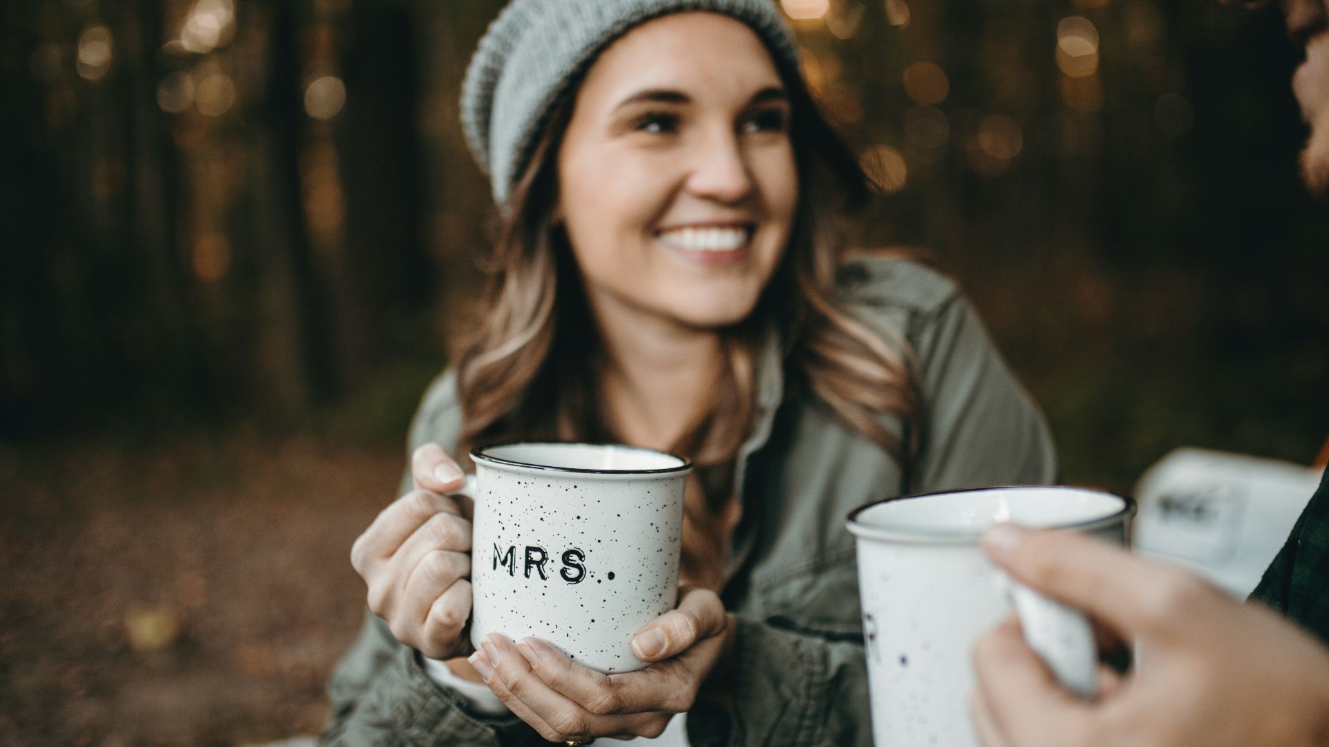 10 façons discrètes de flirter pour les hommes et 10 qui sont trop évidentes