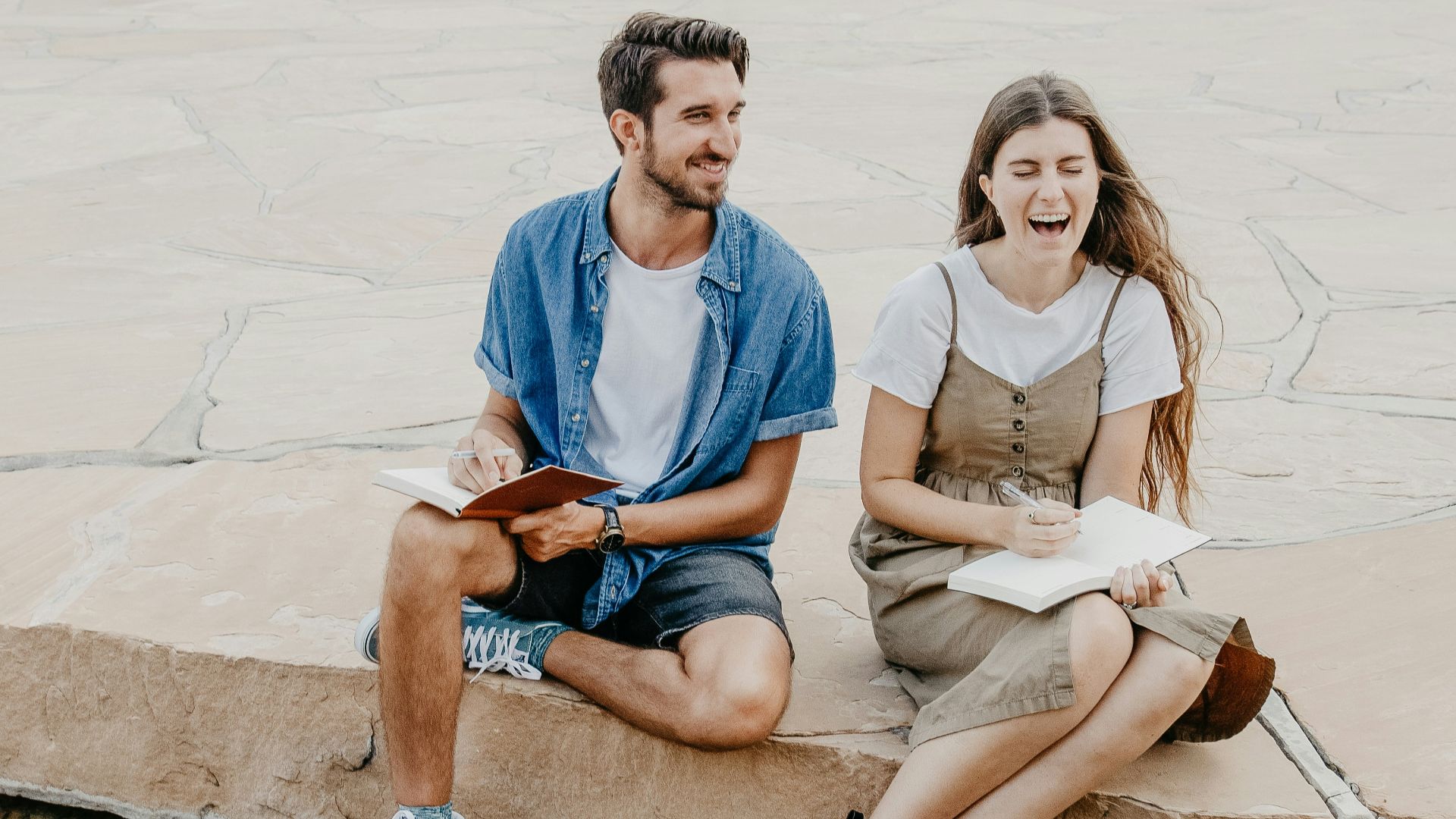 5. Il établit un contact visuel, puis détourne le regard