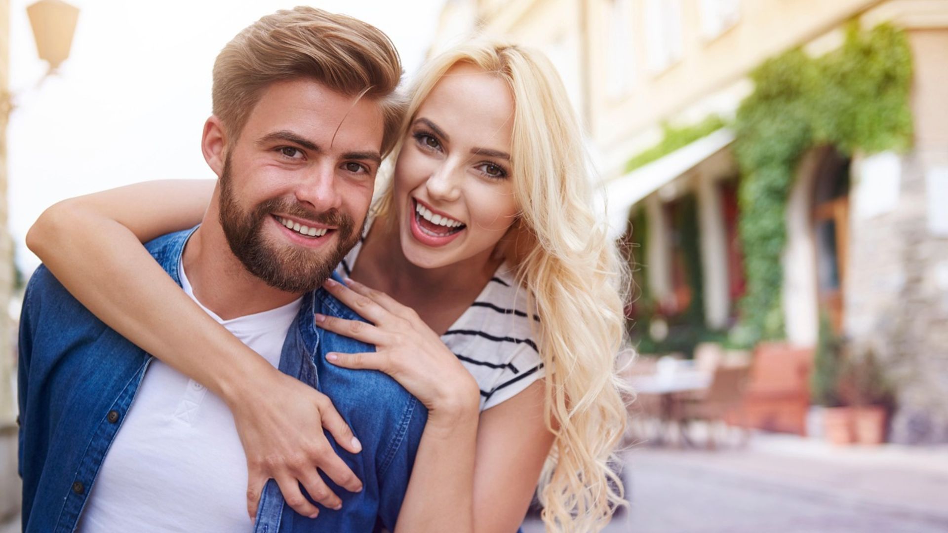 10. Il trouve des excuses pour poursuivre la conversation
