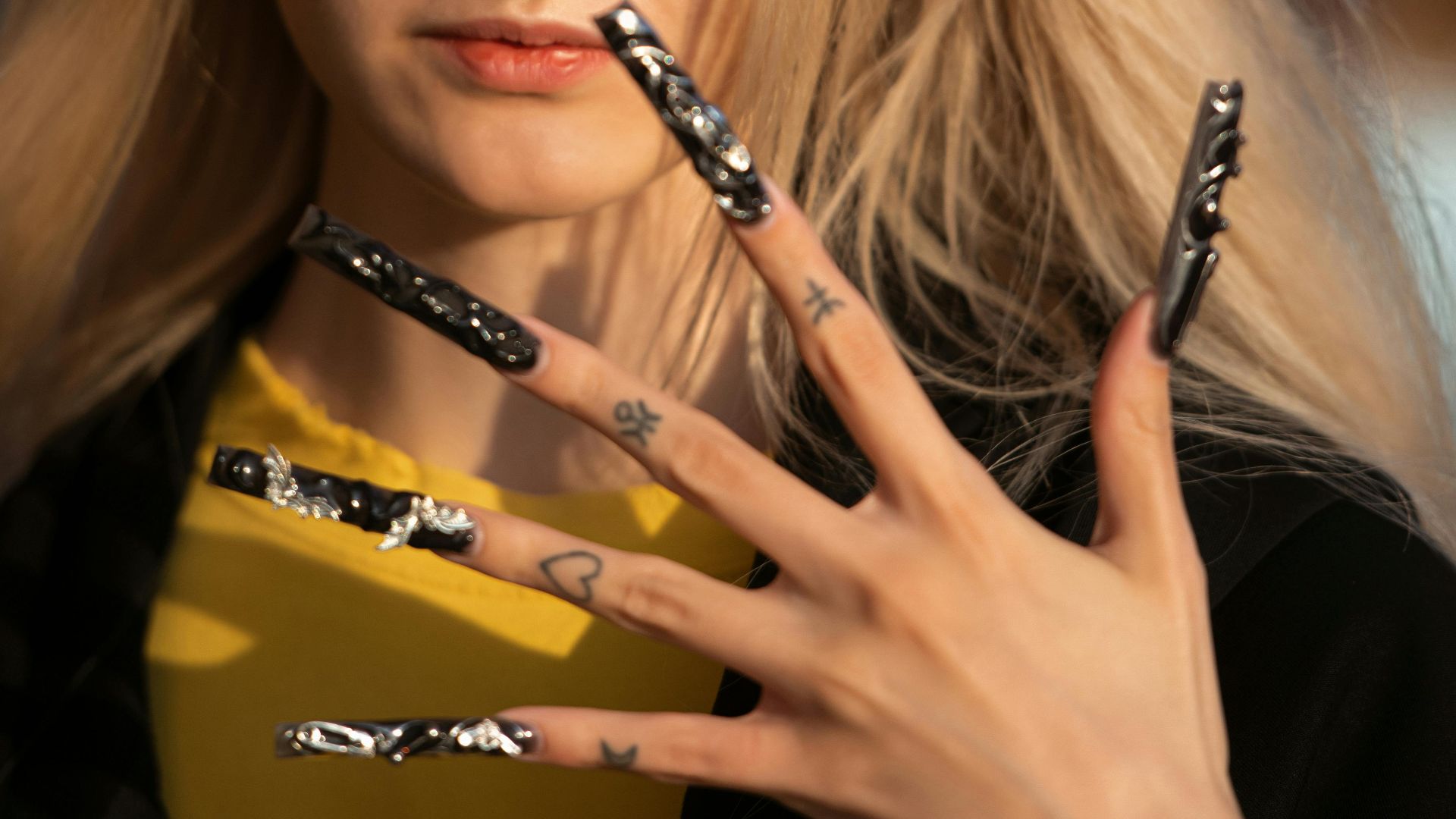 12. Les ongles acryliques super longs