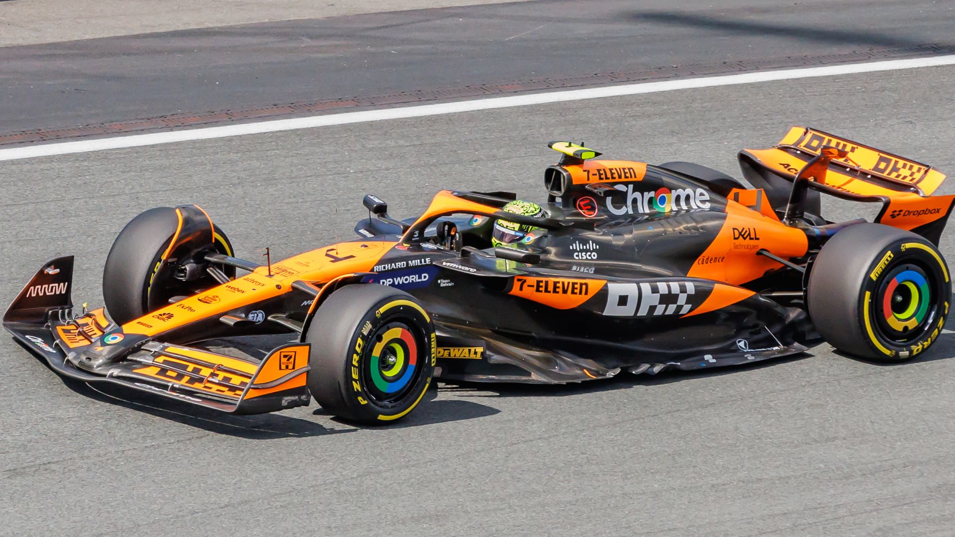12. Voiture de course McLaren Formula 1