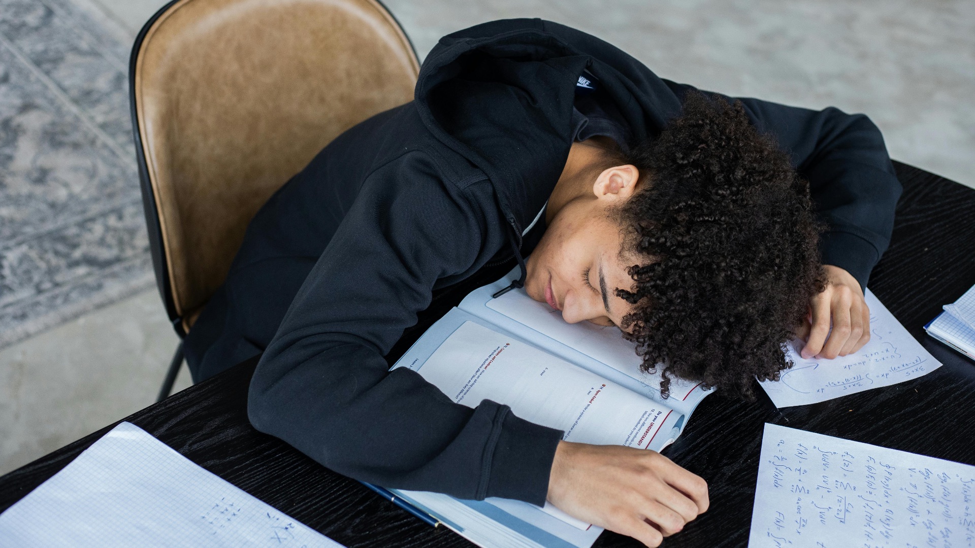 10 petites choses qui révèlent que vous êtes un employé paresseux et 10 qui montrent que vous êtes un travailleur acharné