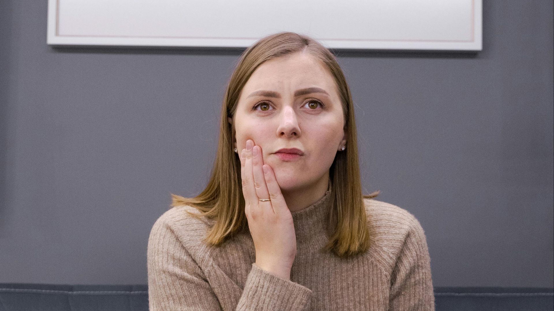 2. Affaissement du visage ou faiblesse du bras