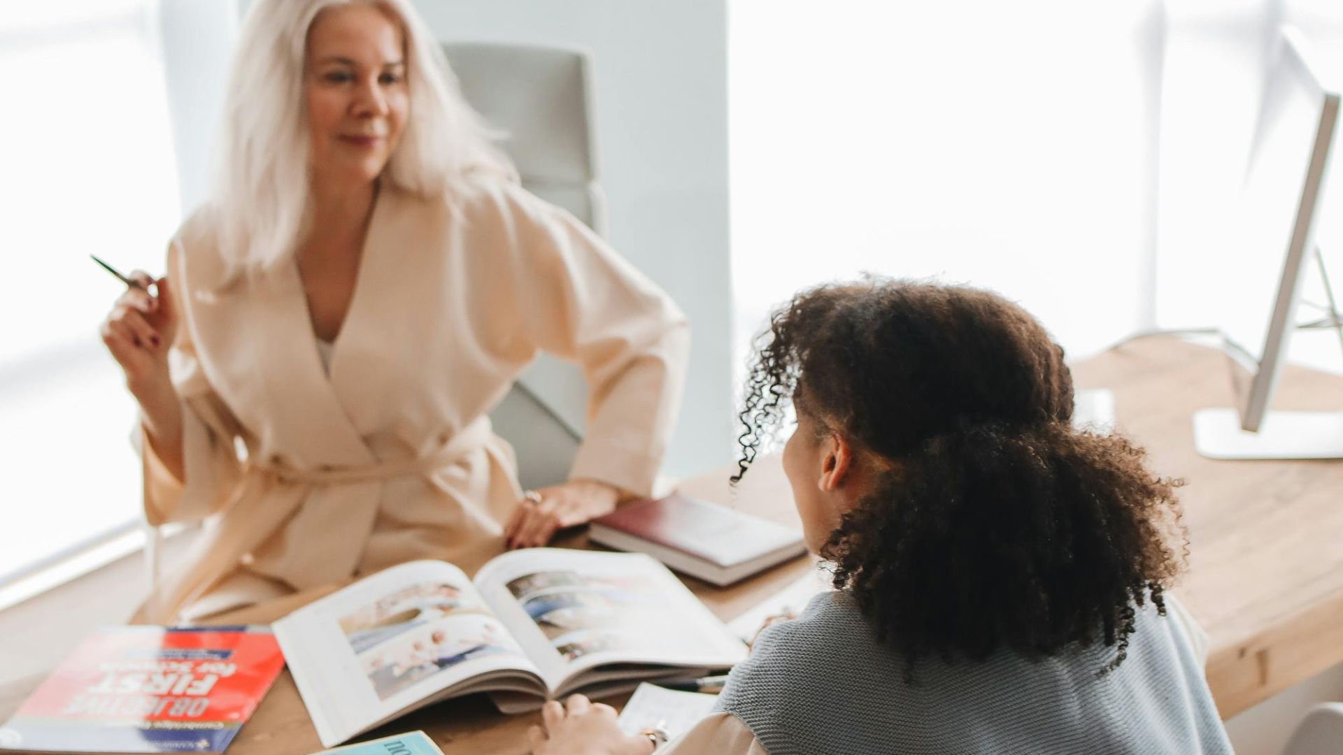 6. Elle connaît des détails sur votre mariage qu'elle ne devrait pas connaître