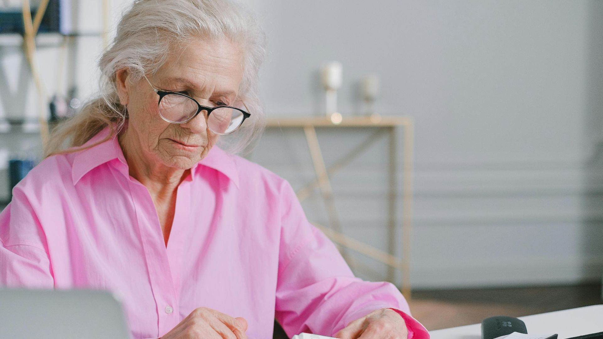 10. Elle contrôle les finances familiales