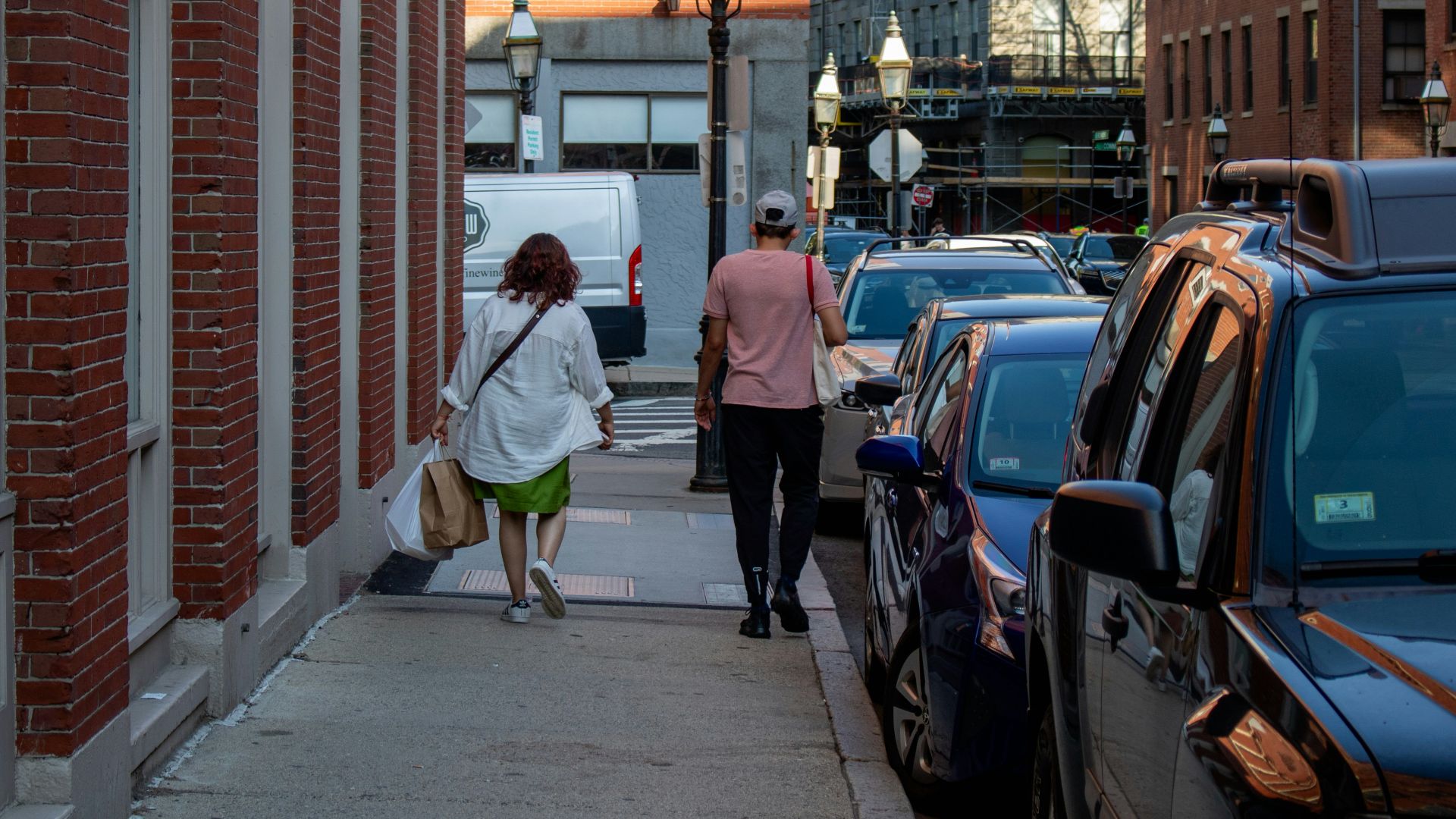 8. Marchez toujours du côté de la rue sur le trottoir