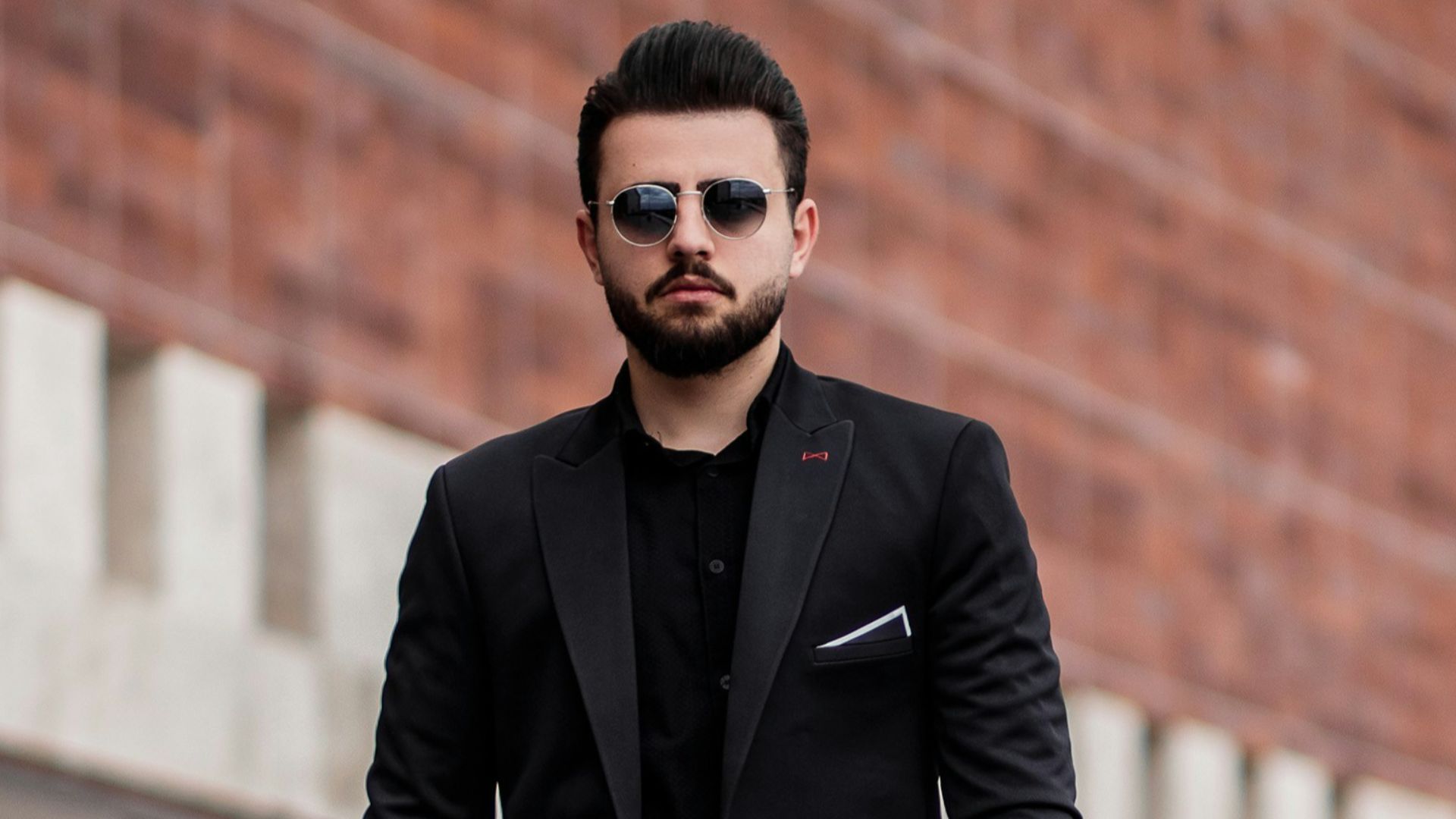 12. Ne jamais enlever sa veste en public