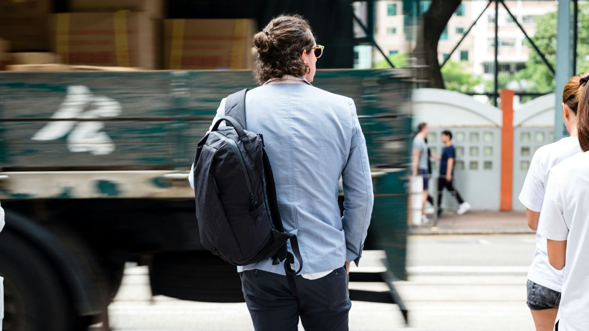 18. Ne portez jamais de sac à dos avec un costume