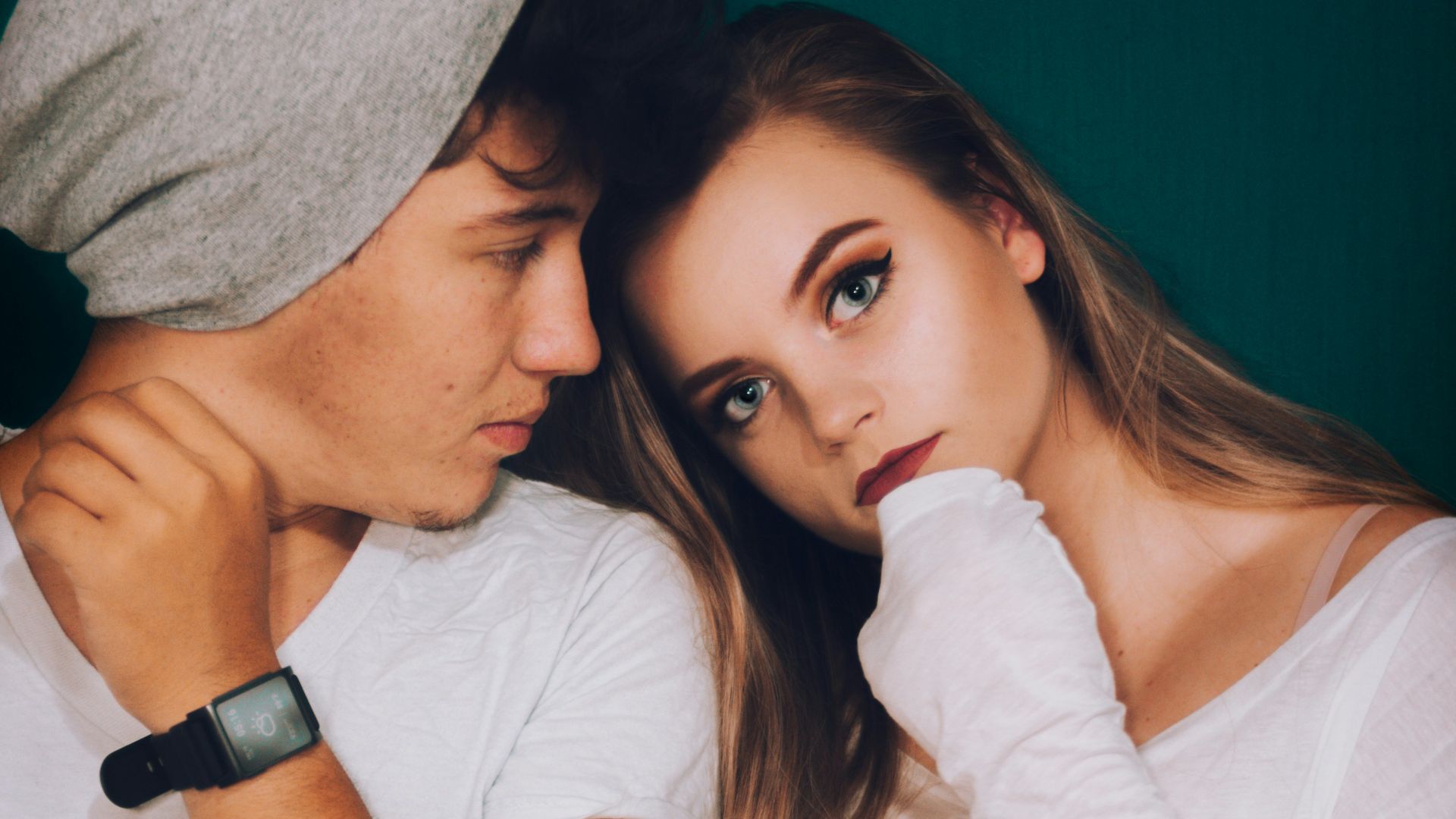 6. Il parle plus fort que les filles 