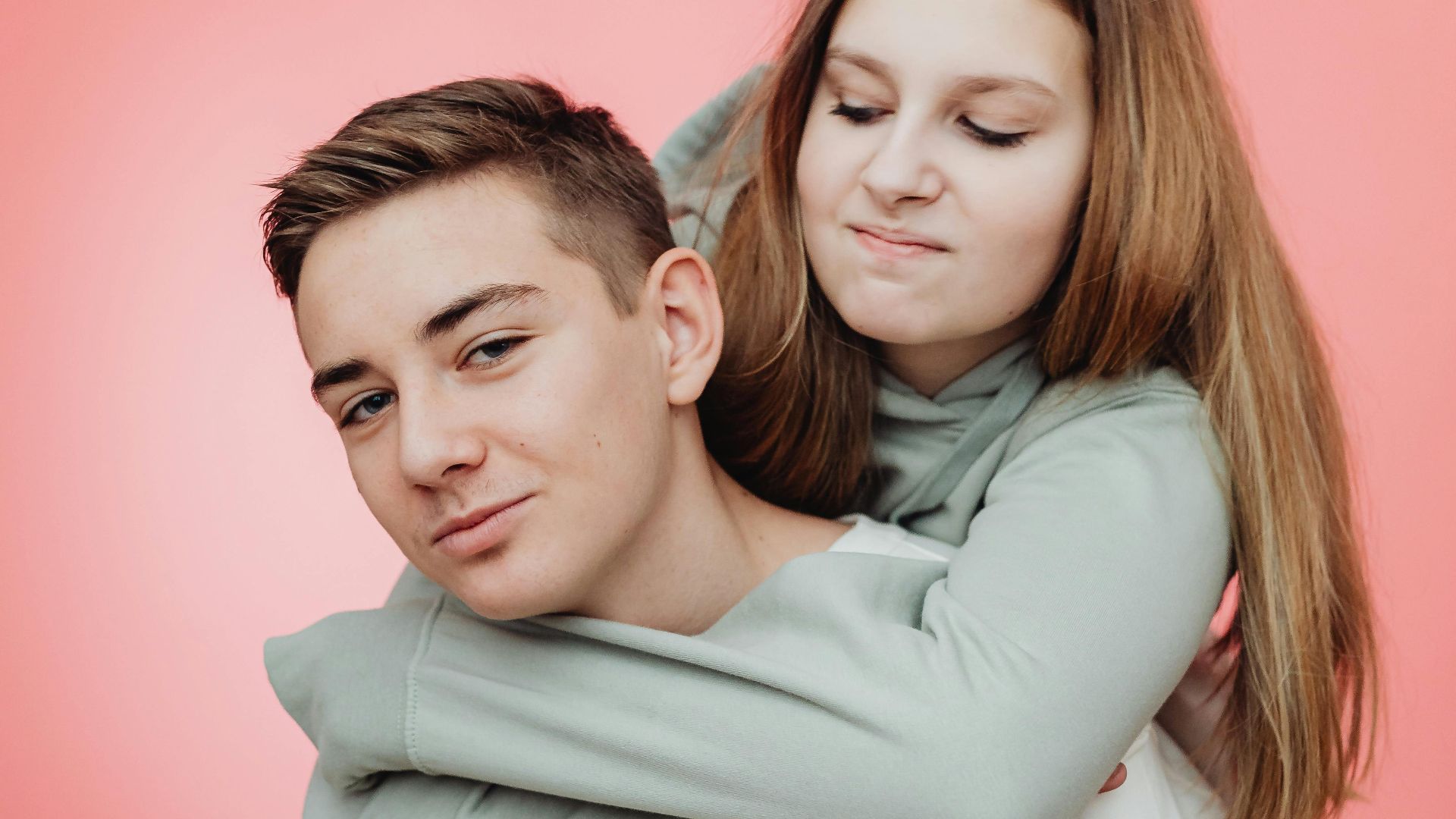7. Il contrôle ce que les filles « devraient » porter ou faire