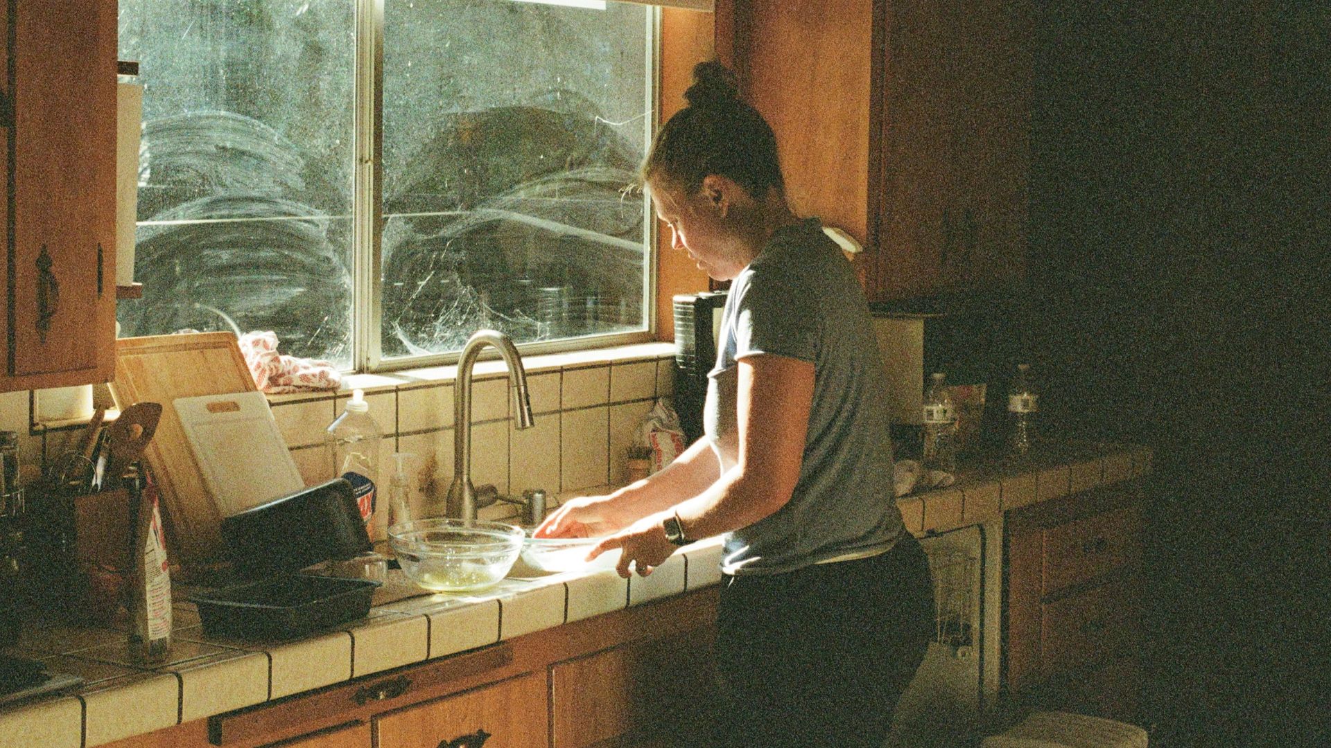 8. Il attend des femmes qu'elles s'occupent des tâches ménagères