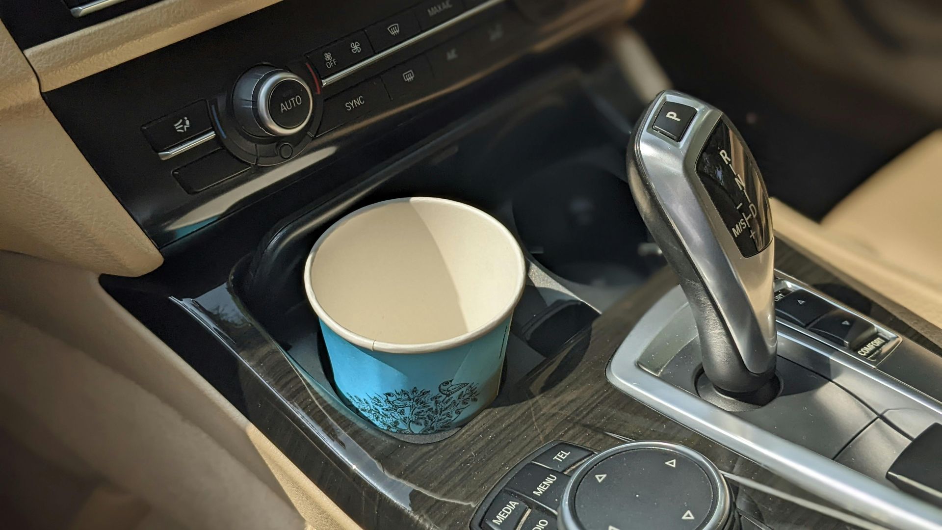 17. Utilisez des sous-verres pastel dans vos porte-gobelets