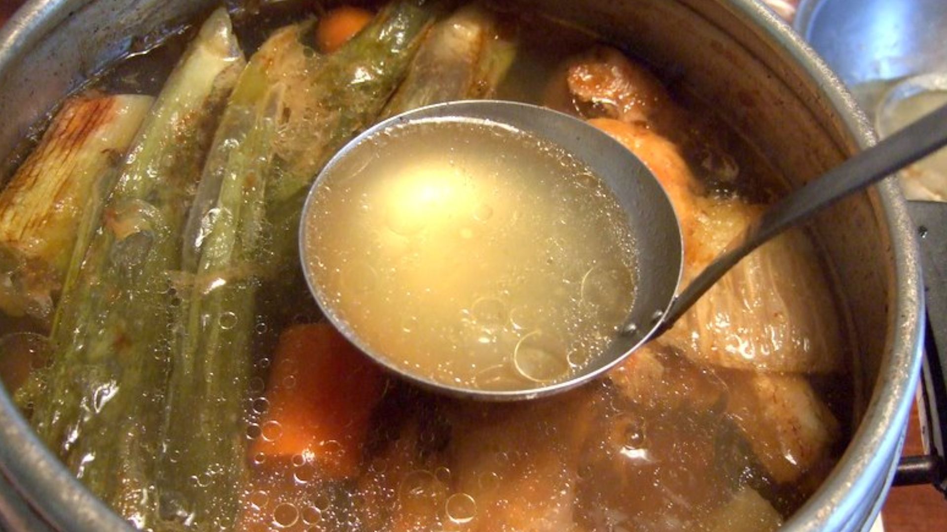 7. Bouillon d'os (bœuf ou poulet, de qualité)