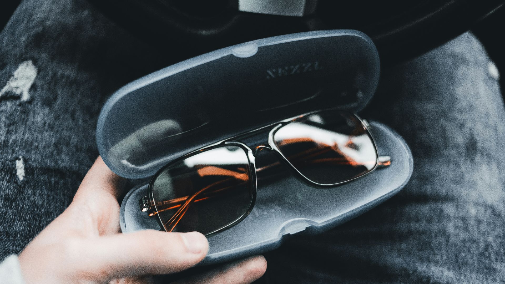 8. Étui à lunettes de soleil fin