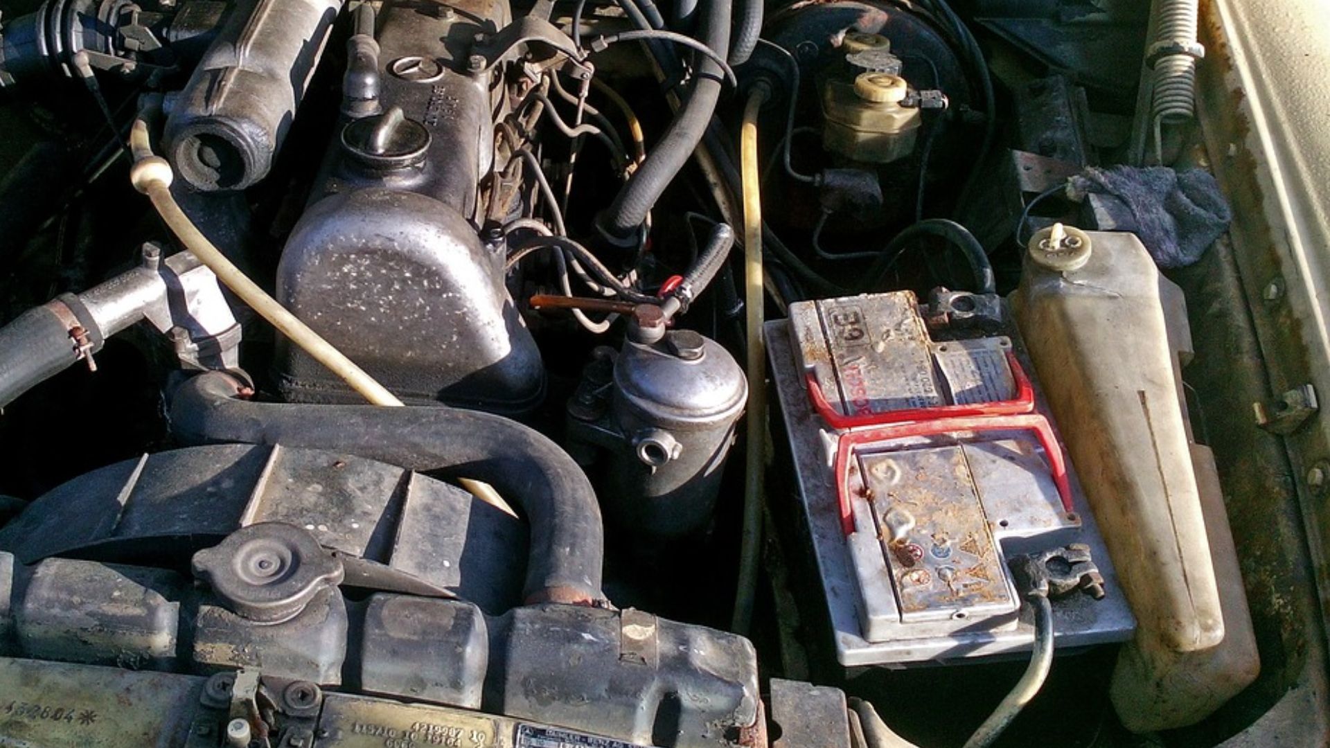 2. Bornes de batterie corrodées ou desserrées
