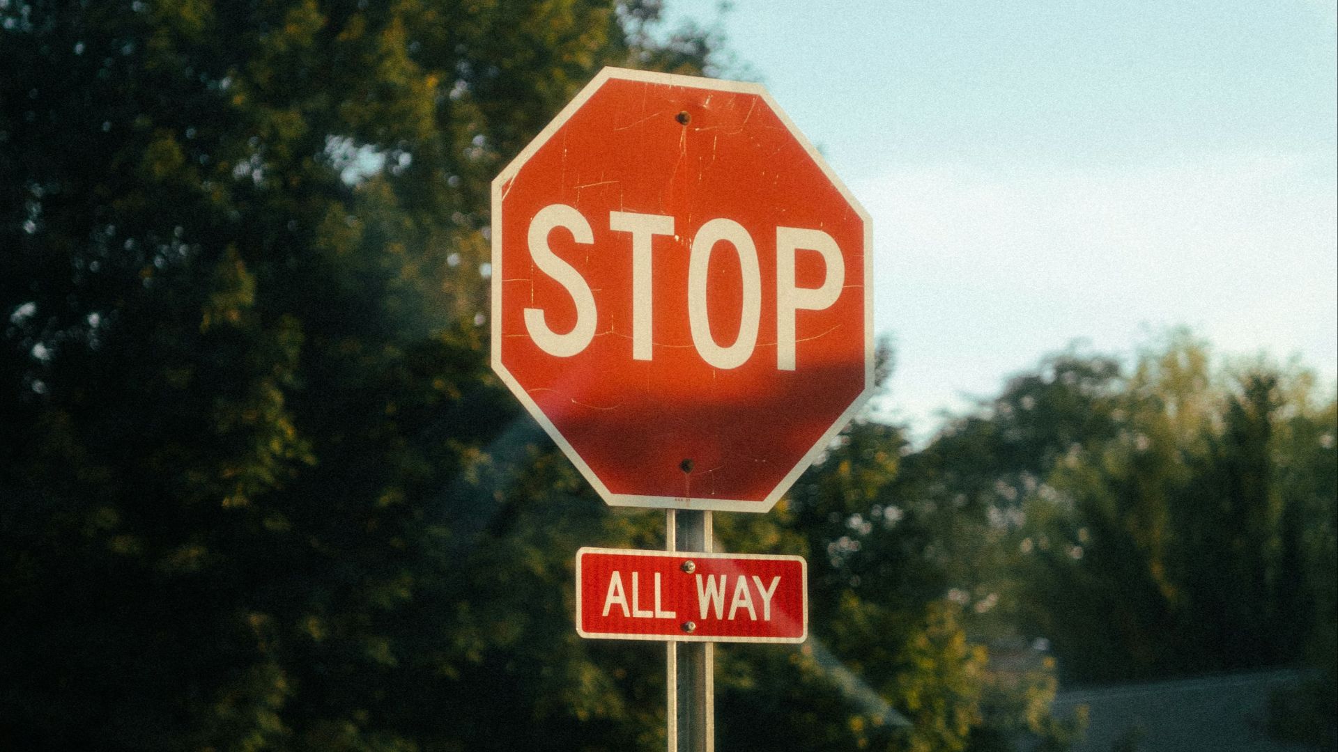 1. Ne pas s'arrêter complètement aux panneaux « Stop »