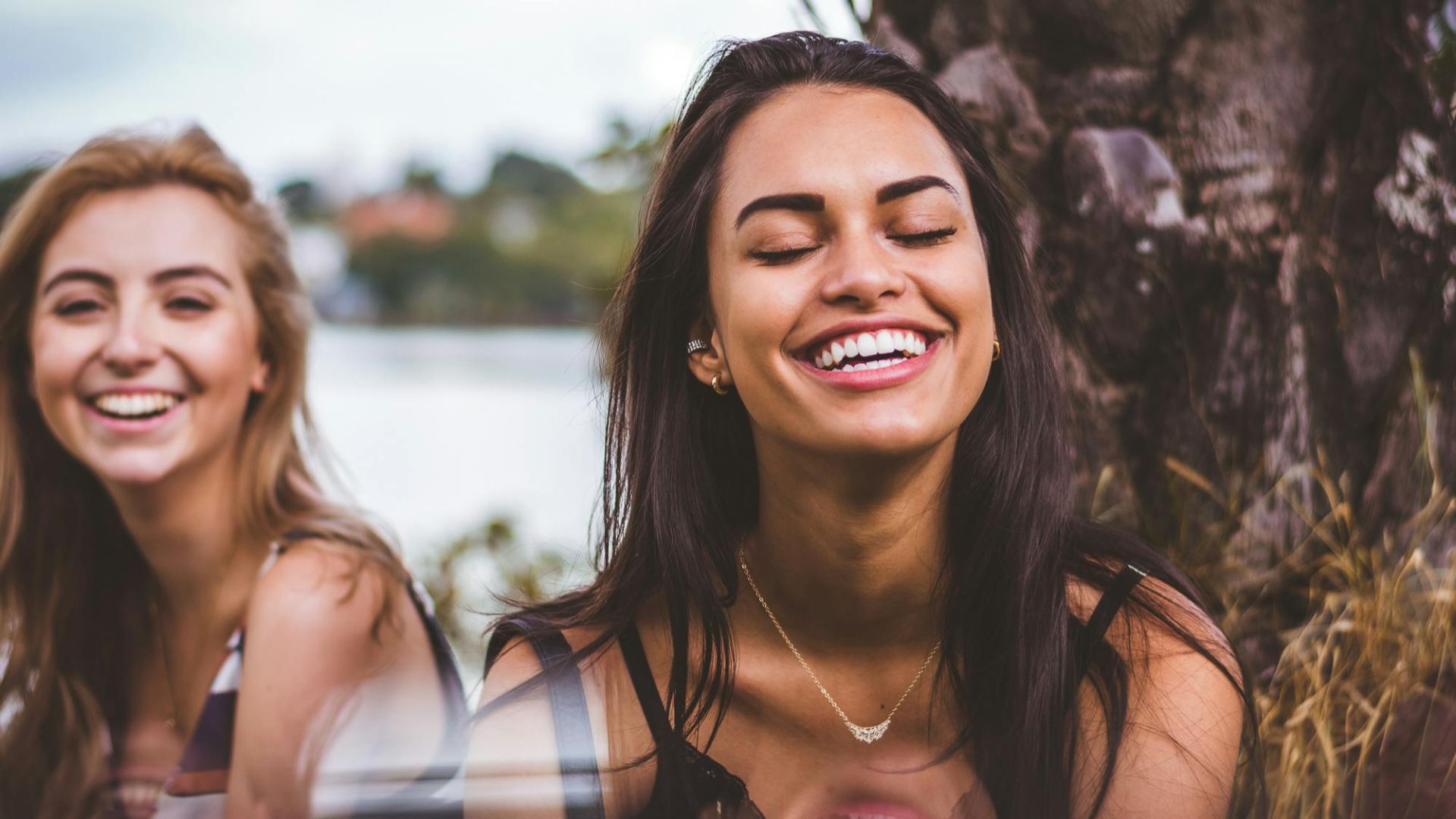 2. Les conversations deviennent moins théâtrales