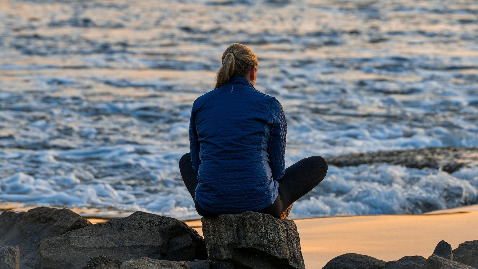 18. Méditation au lever du soleil sur l'océan