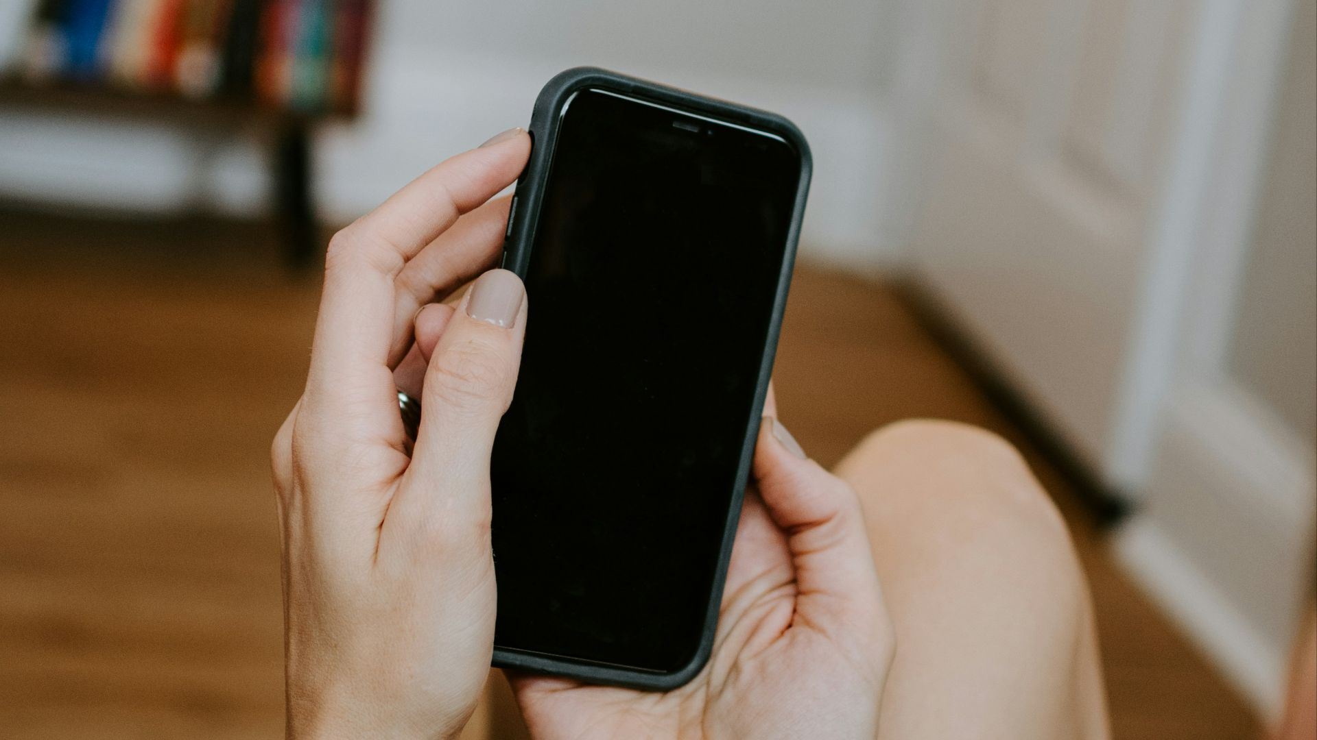 1. Fixez une heure limite pour votre téléphone et laissez-le en dehors de votre chambre