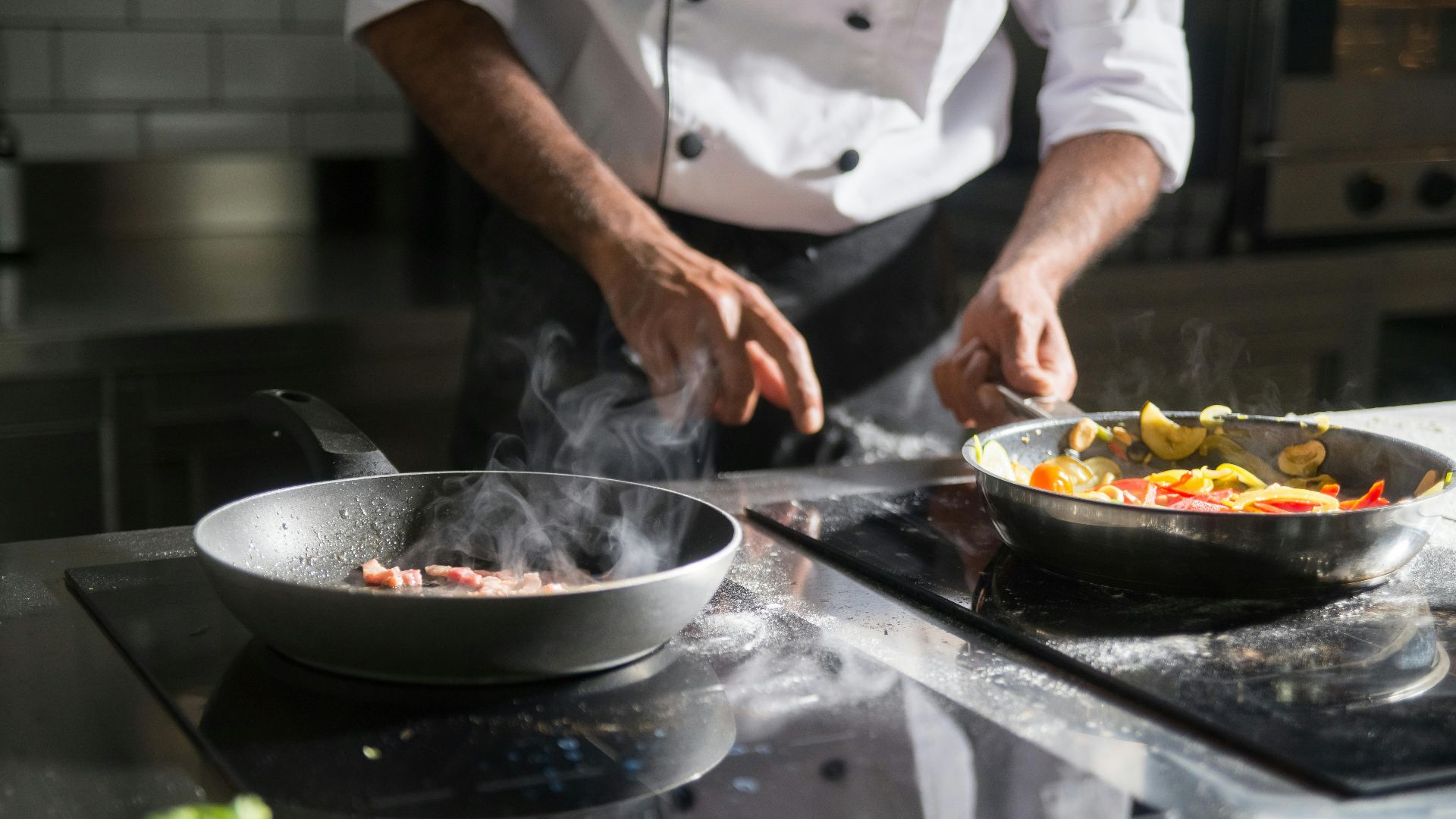 10 ingrédients que les chefs détestent secrètement et 10 qu’ils défendraient jusqu’à la mort