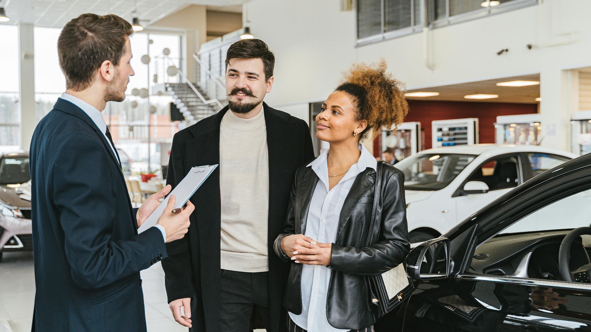 10 questions à toujours poser avant d’acheter une voiture et 10 questions qui vous feront passer pour un idiot
