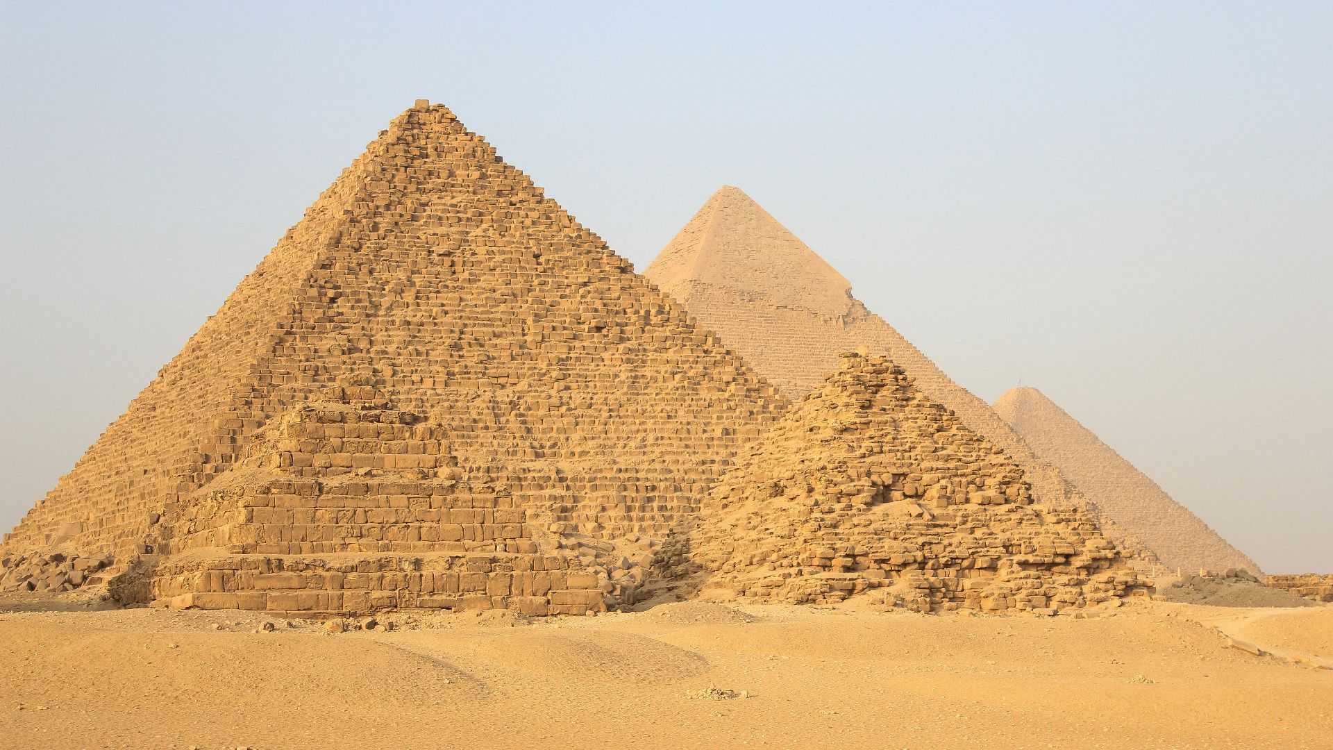15. Les pyramides ont été construites par des esclaves enchaînés