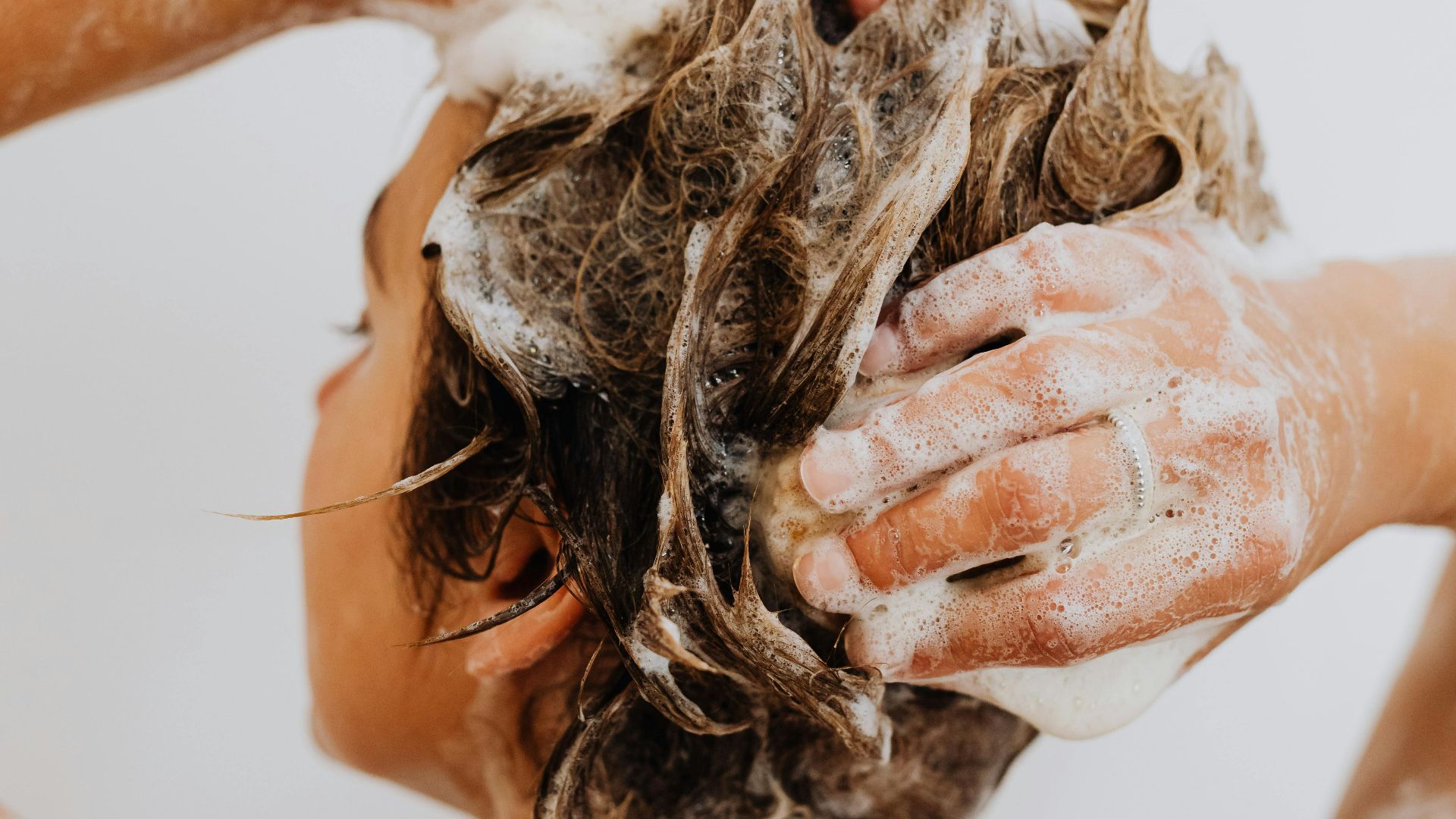 2. Shampooing Mane N' Tail