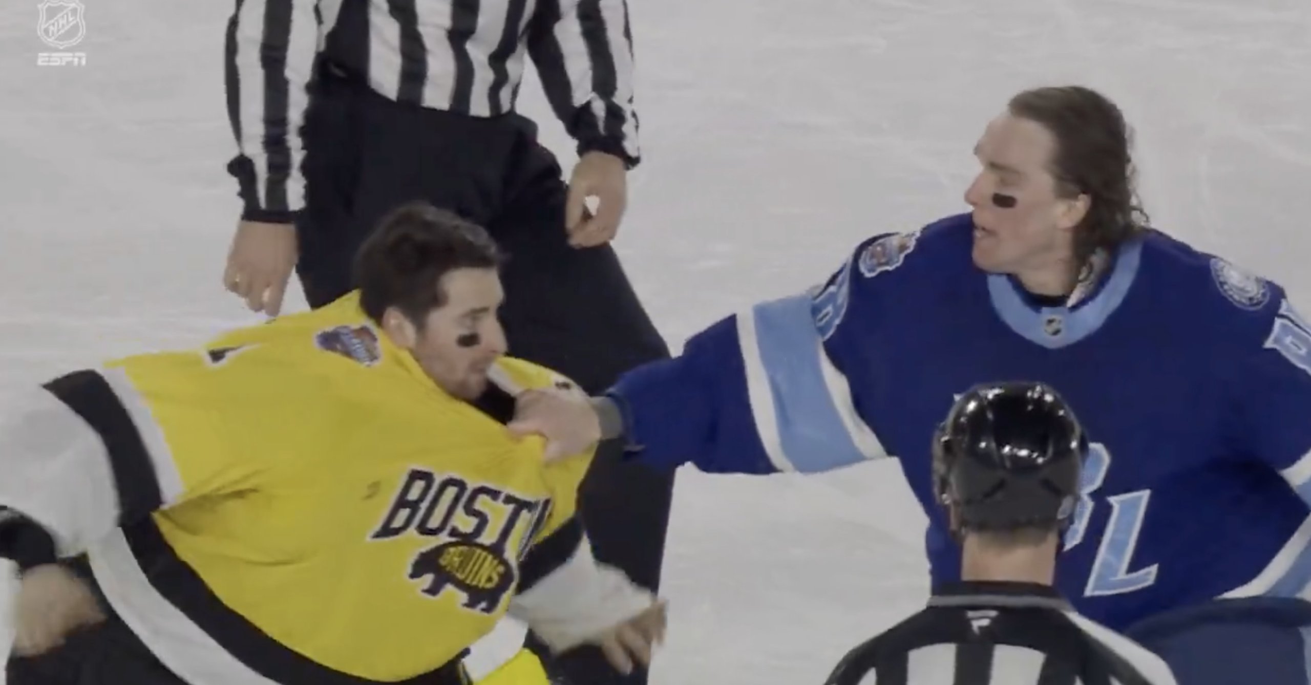 Goalie battle at the Stadium Series