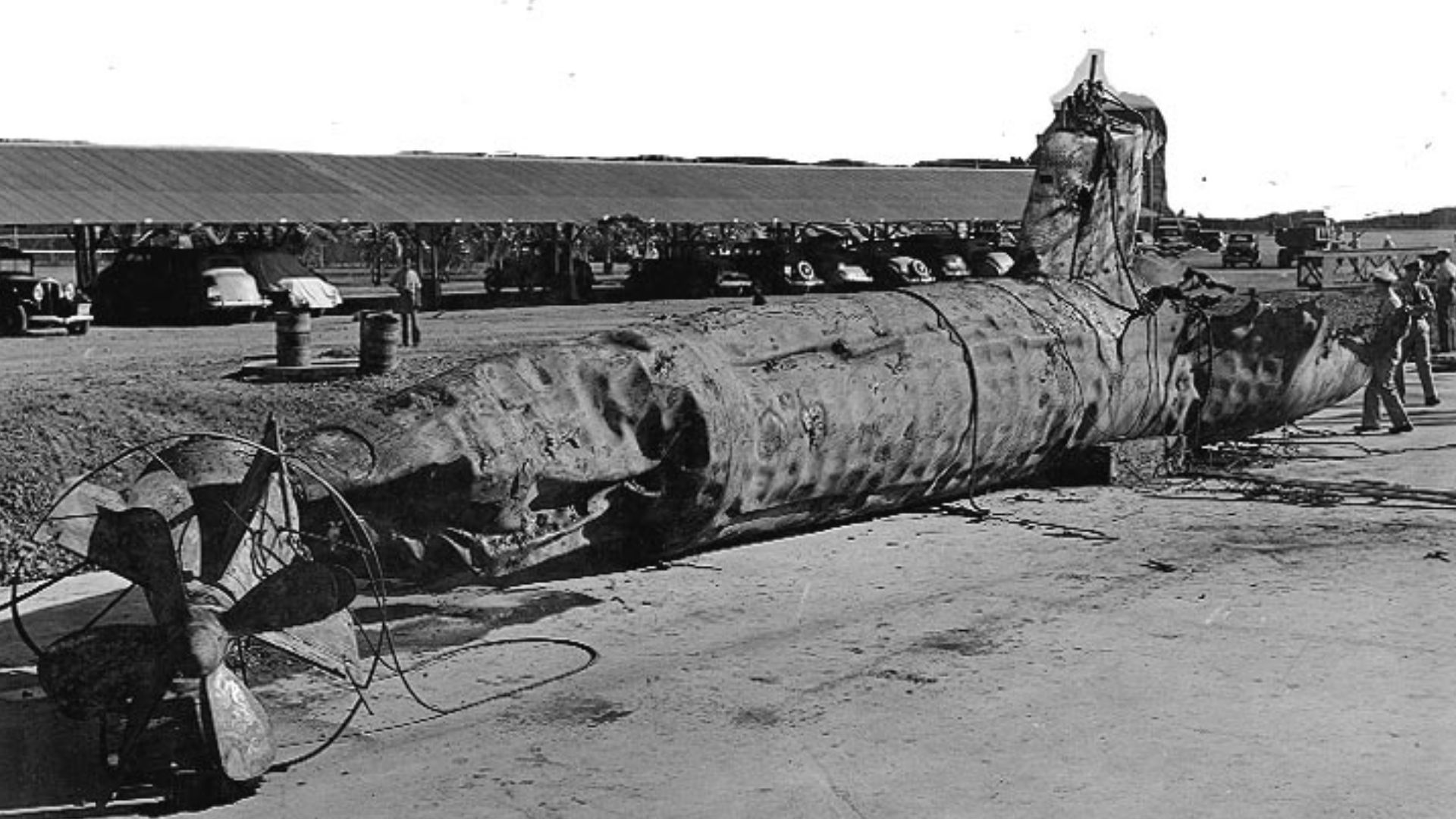 10. Cinq sous-marins miniatures spécialisés