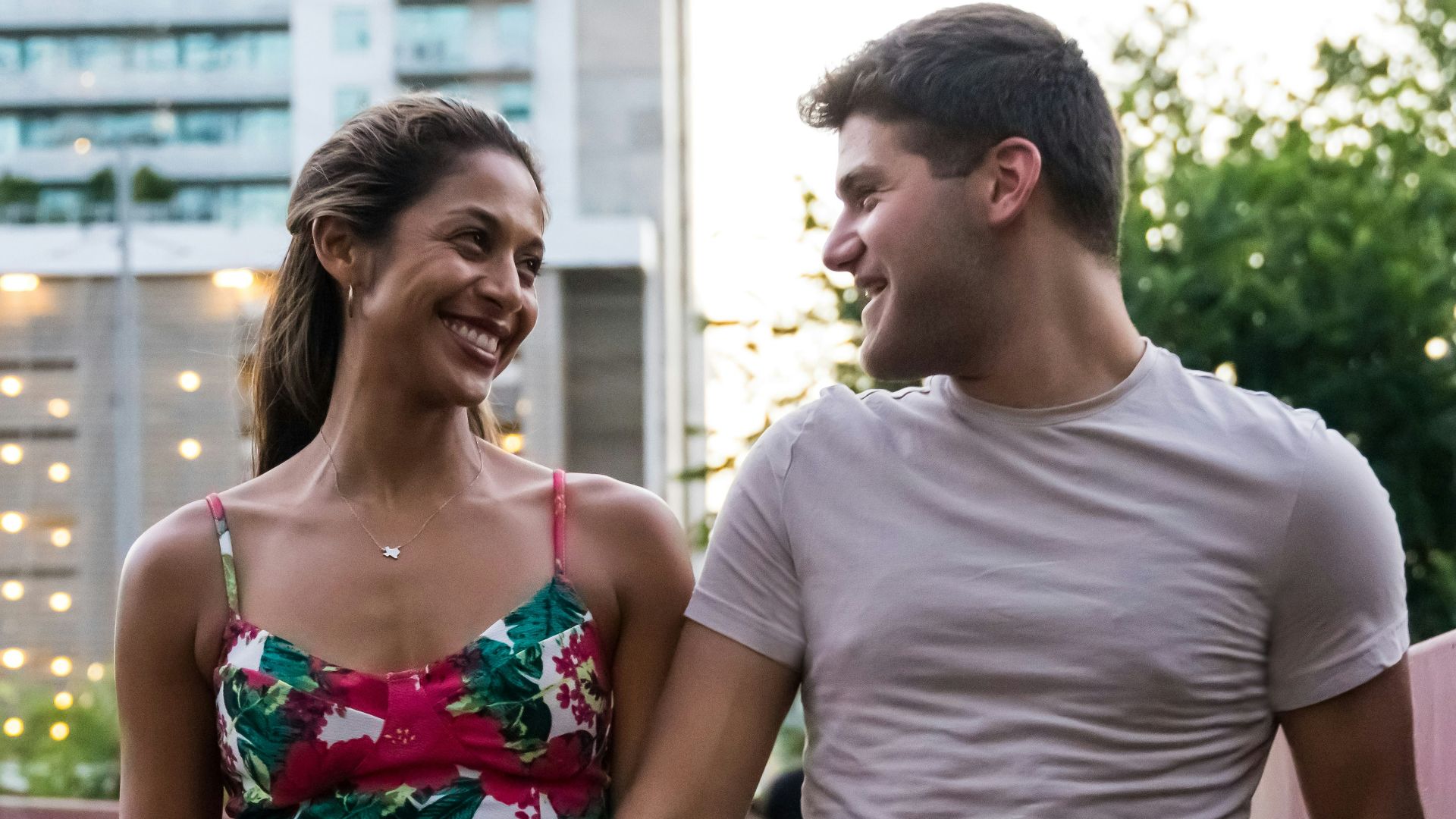 20 sujets de conversation que les hommes aimeraient que les femmes abordent davantage lors d’un rendez-vous