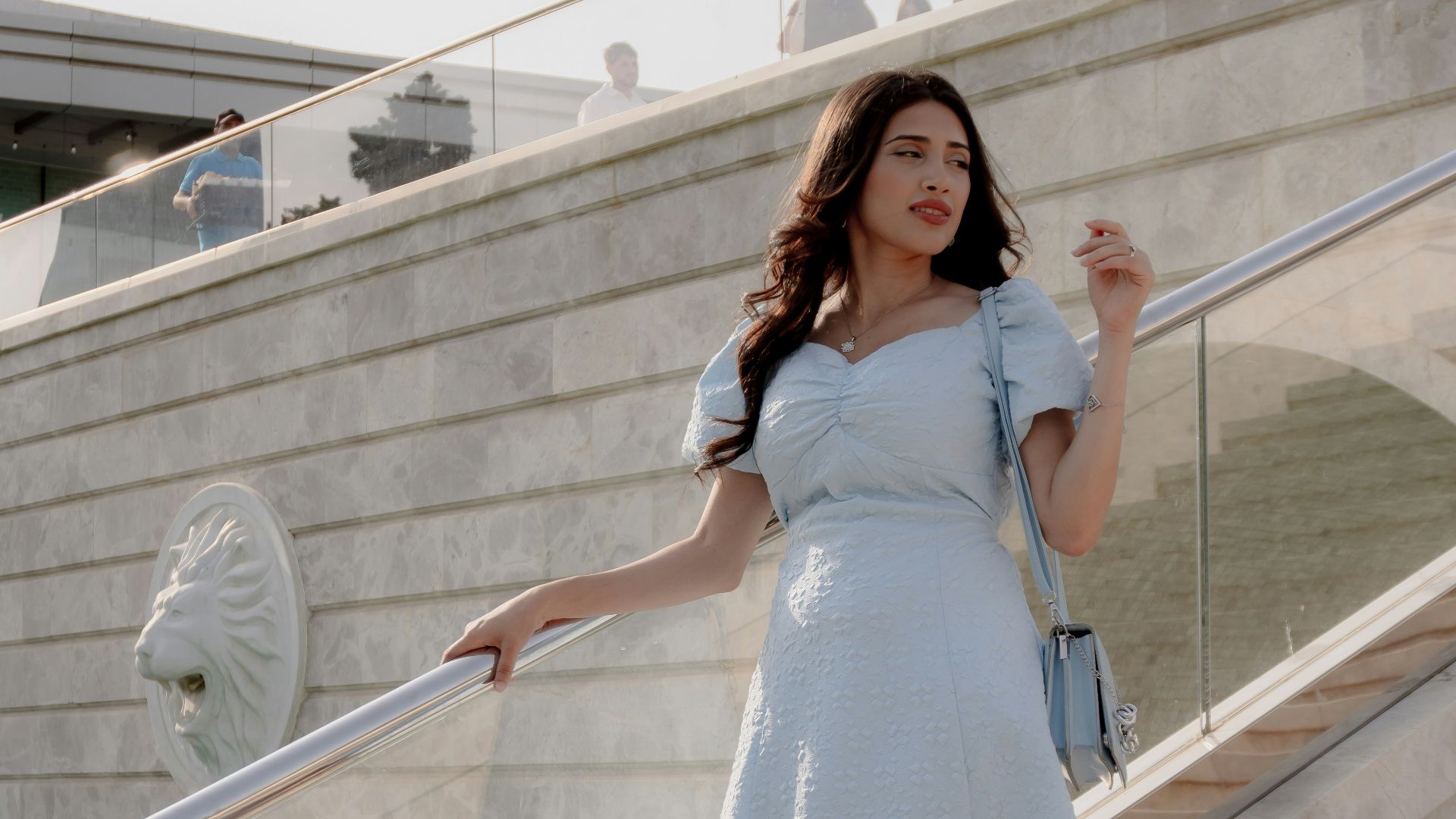 8. La robe midi à manches bouffantes