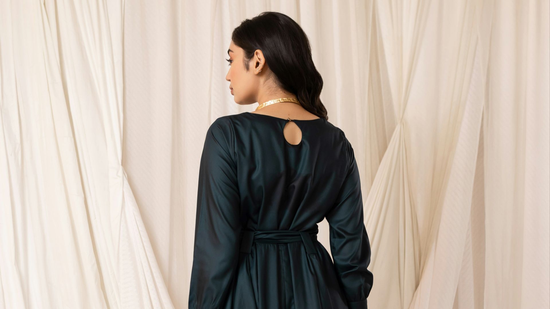 7. La robe midi plissée
