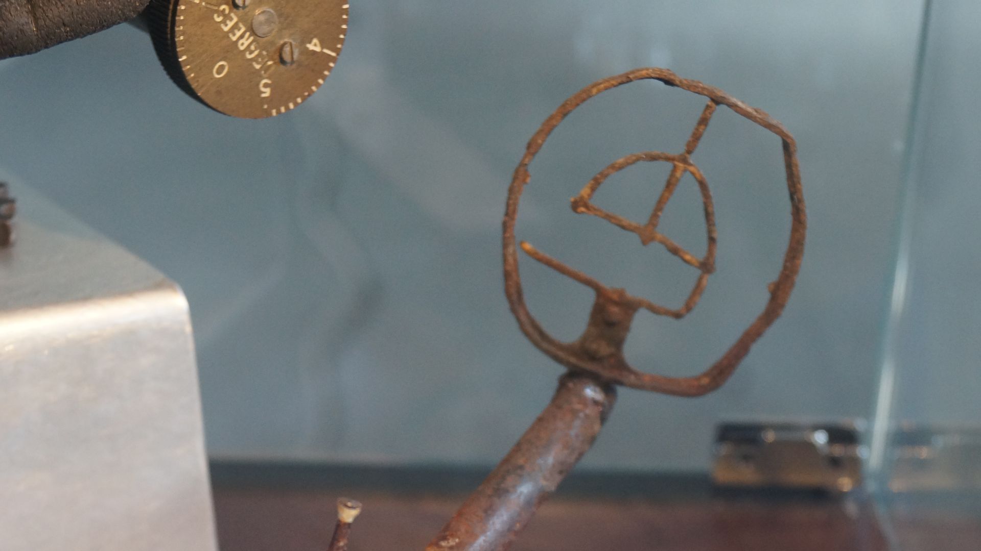 11. Il préférait les viseurs métalliques