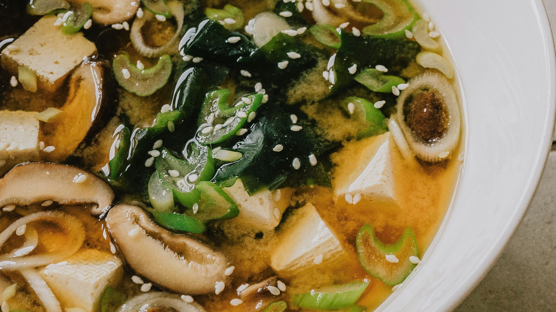 15. Soupe miso au tofu et aux légumes
