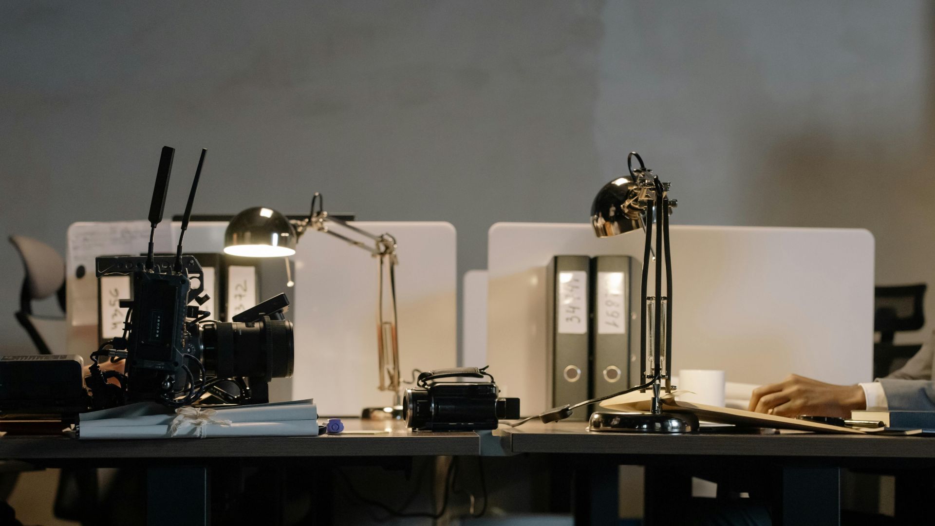 1. Lampe de bureau à piston