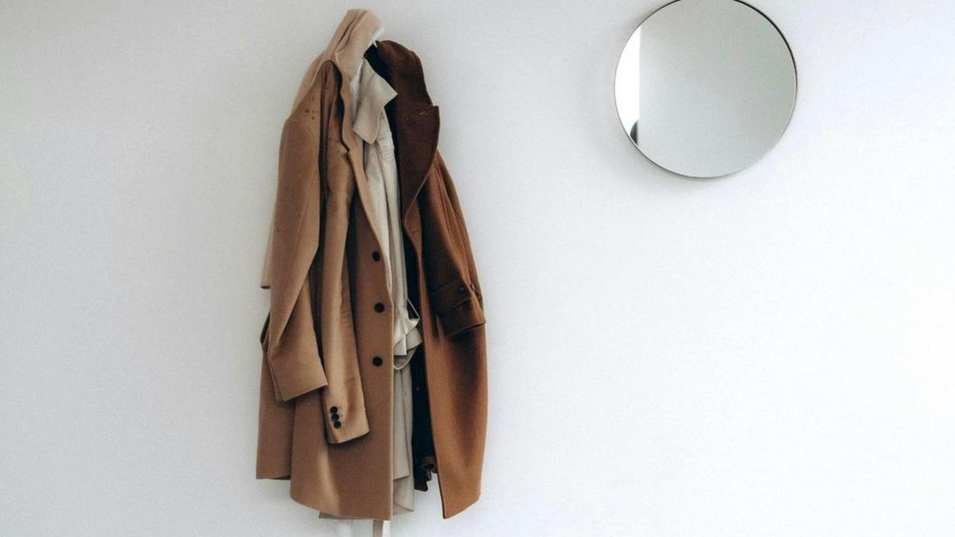 5. Porte-manteau sur pied à ressorts à lames