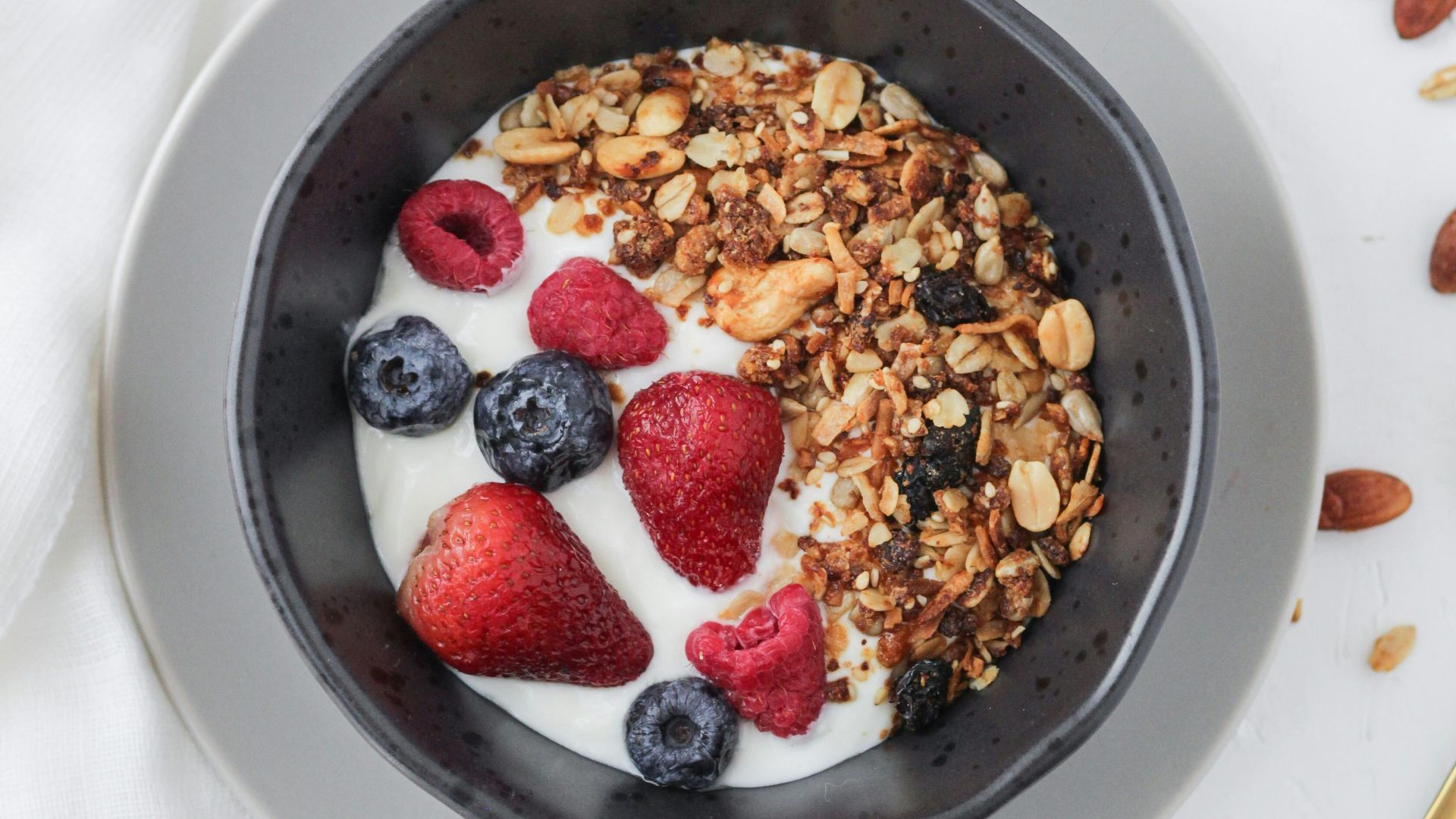 16. Avoine préparée la veille à la framboise et aux amandes avec des copeaux de noix de coco
