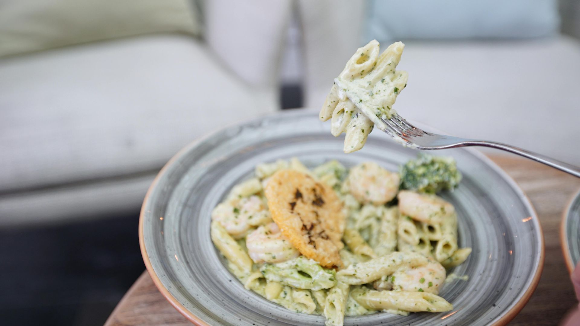 13. Poulet crémeux au pesto dans une seule poêle