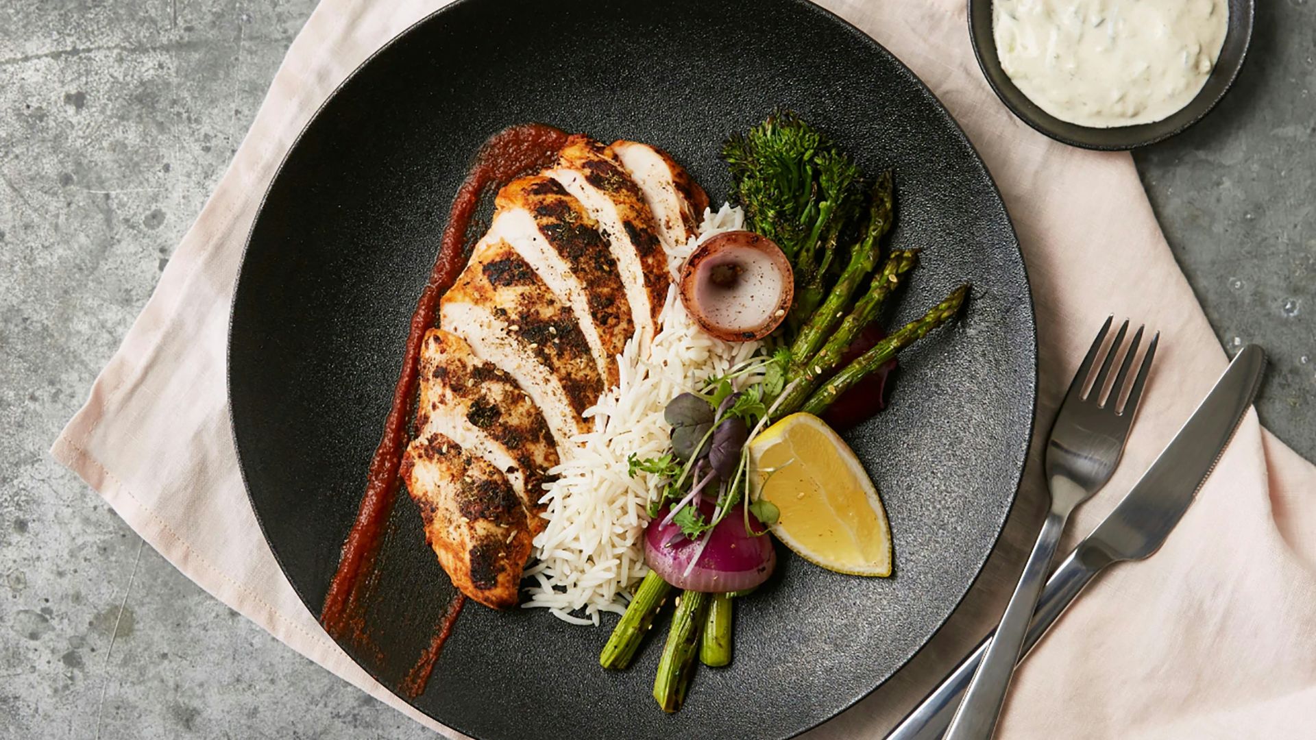 17. Poulet au miel et à la moutarde cuit sur une plaque de cuisson