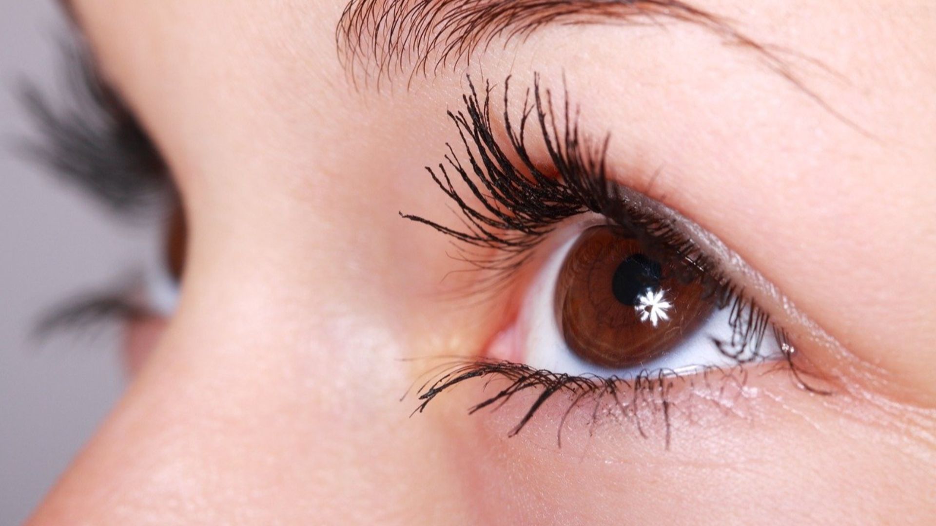4. Provoque des contractions oculaires